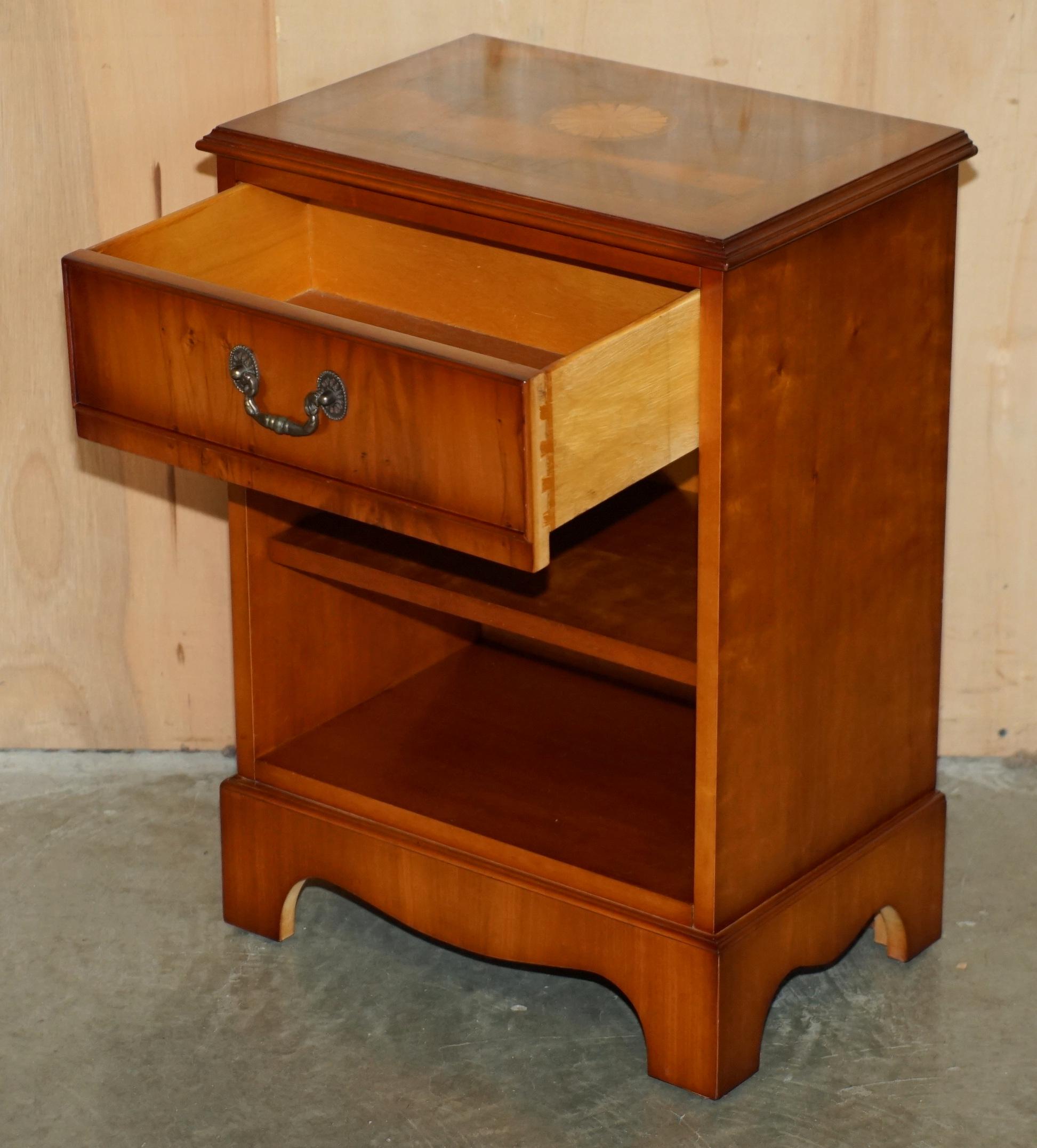Paire de tables à vin d'époque en noyer, bois de chêne, Sheraton Revival. en vente 3