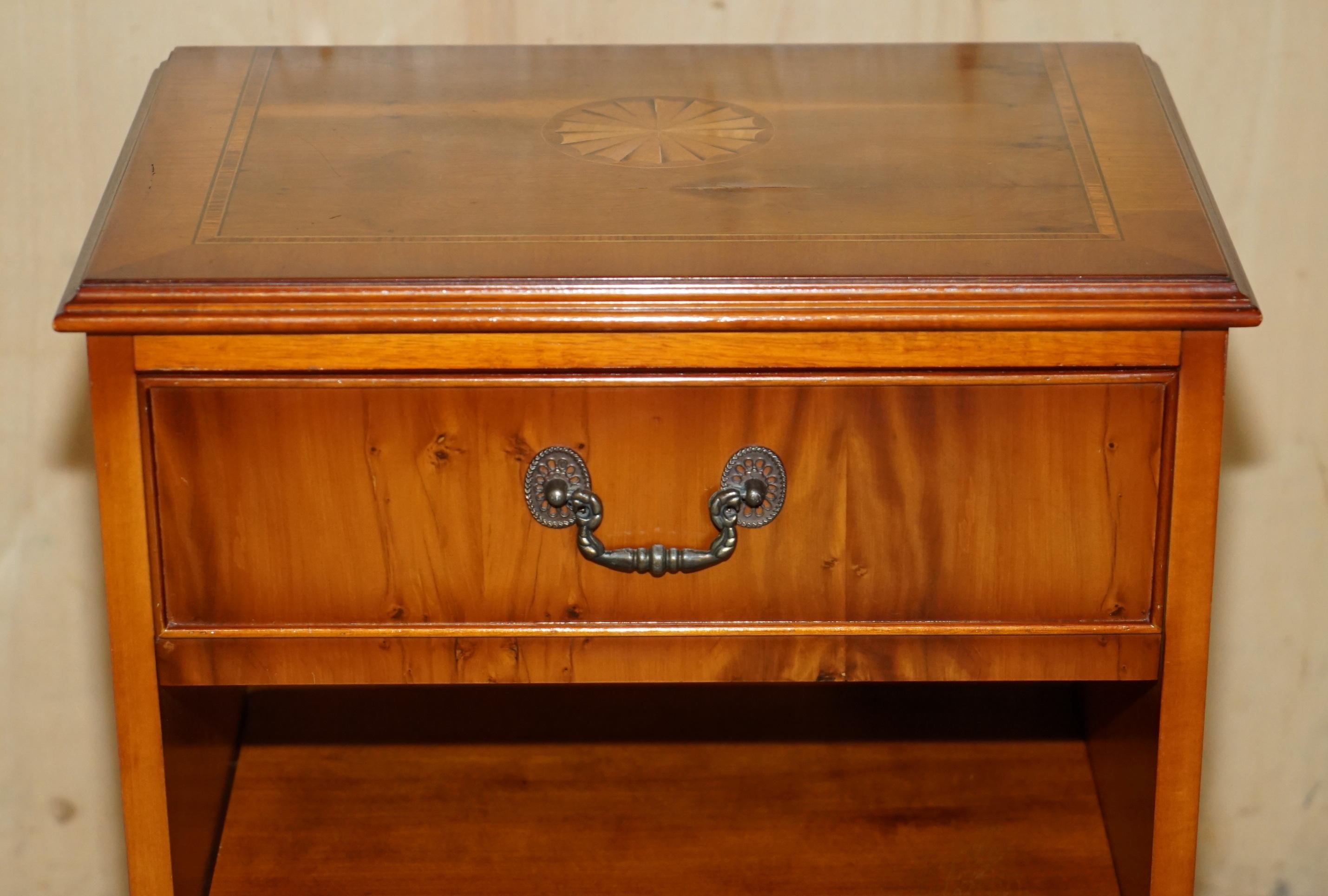 Paire de tables à vin d'époque en noyer, bois de chêne, Sheraton Revival. en vente 7