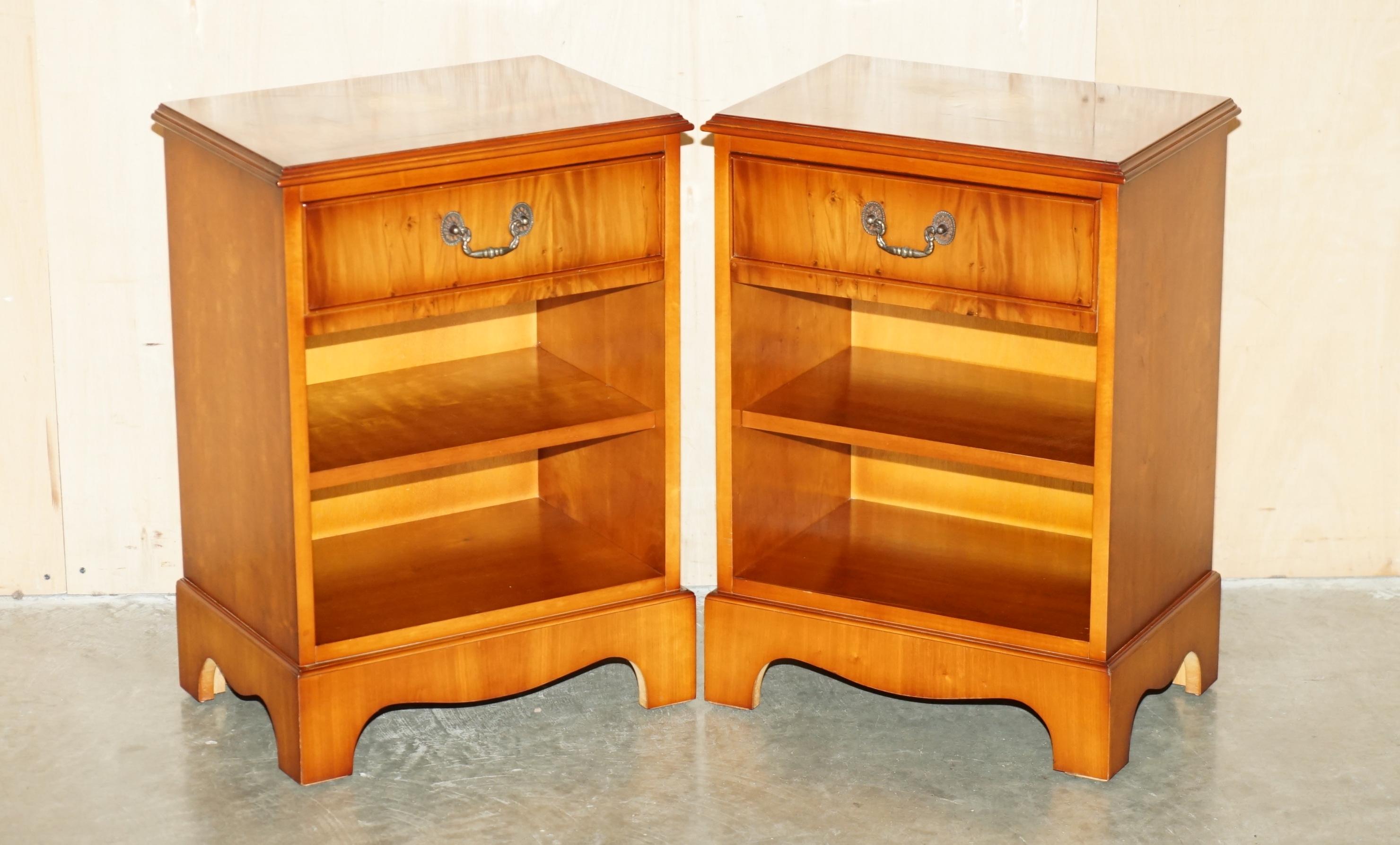 Royal House Antiques

The House Antiques a le plaisir d'offrir à la vente cette superbe paire de tables d'appoint en ronce de noyer et bois d'if de style Sheraton. 

Veuillez noter que les frais de livraison indiqués ne sont qu'un guide, ils