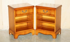 PAIR OF VINTAGE BURR WALNUT, YEW WOOD SHERATON REVIVAL LAMP SIDE END WINE TABLEs