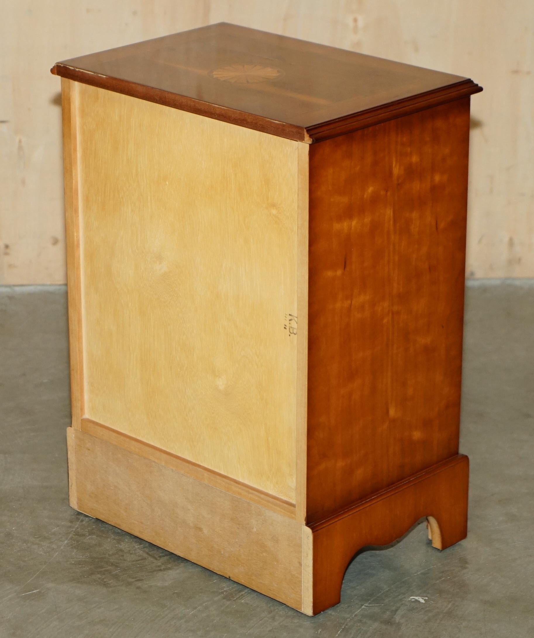 Paire de tables à vin d'époque en noyer, bois de chêne, Sheraton Revival. en vente 13
