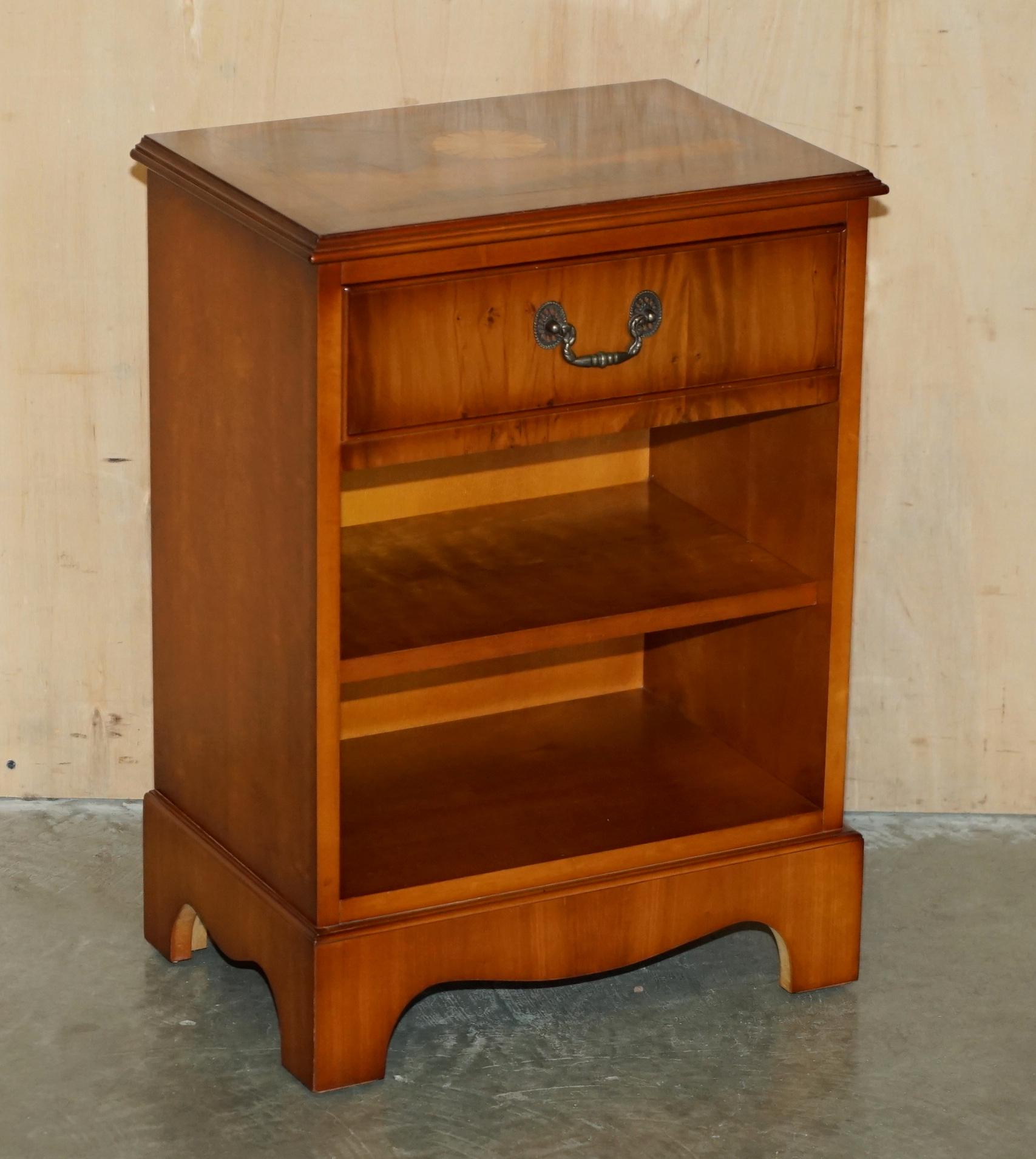 Anglais Paire de tables à vin d'époque en noyer, bois de chêne, Sheraton Revival. en vente