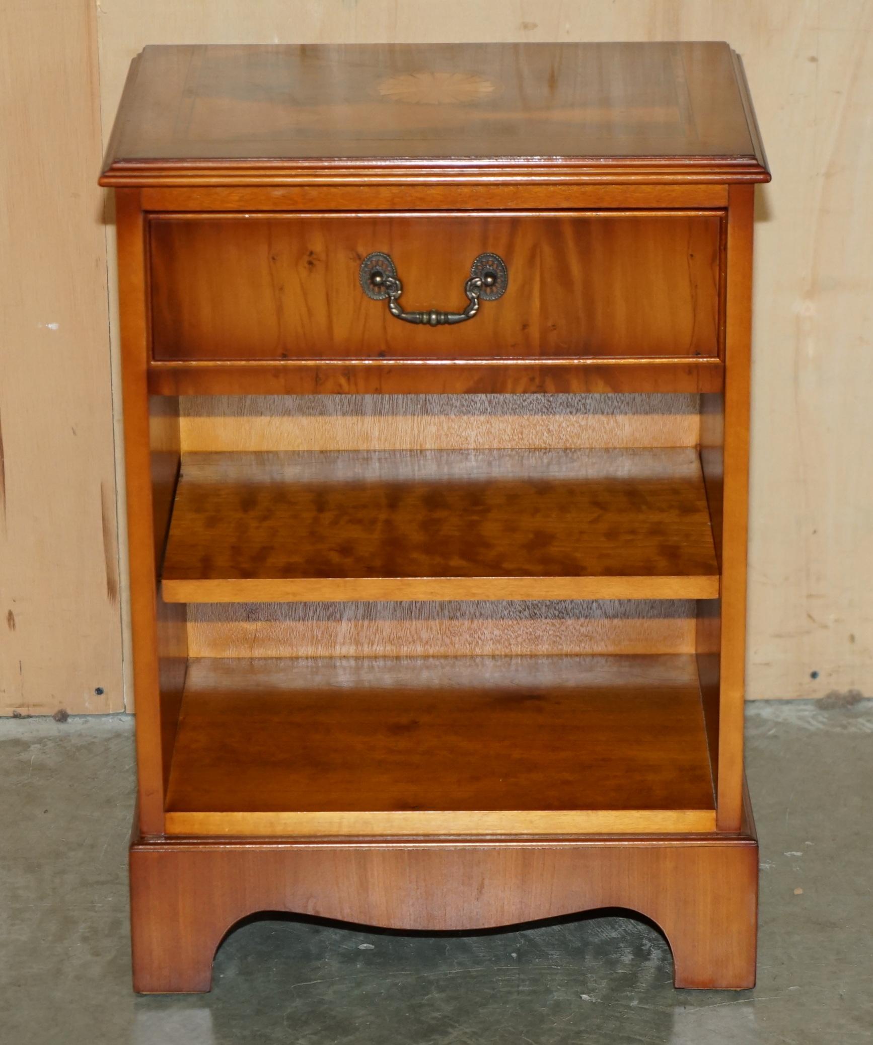 Fait main Paire de tables à vin d'époque en noyer, bois de chêne, Sheraton Revival. en vente