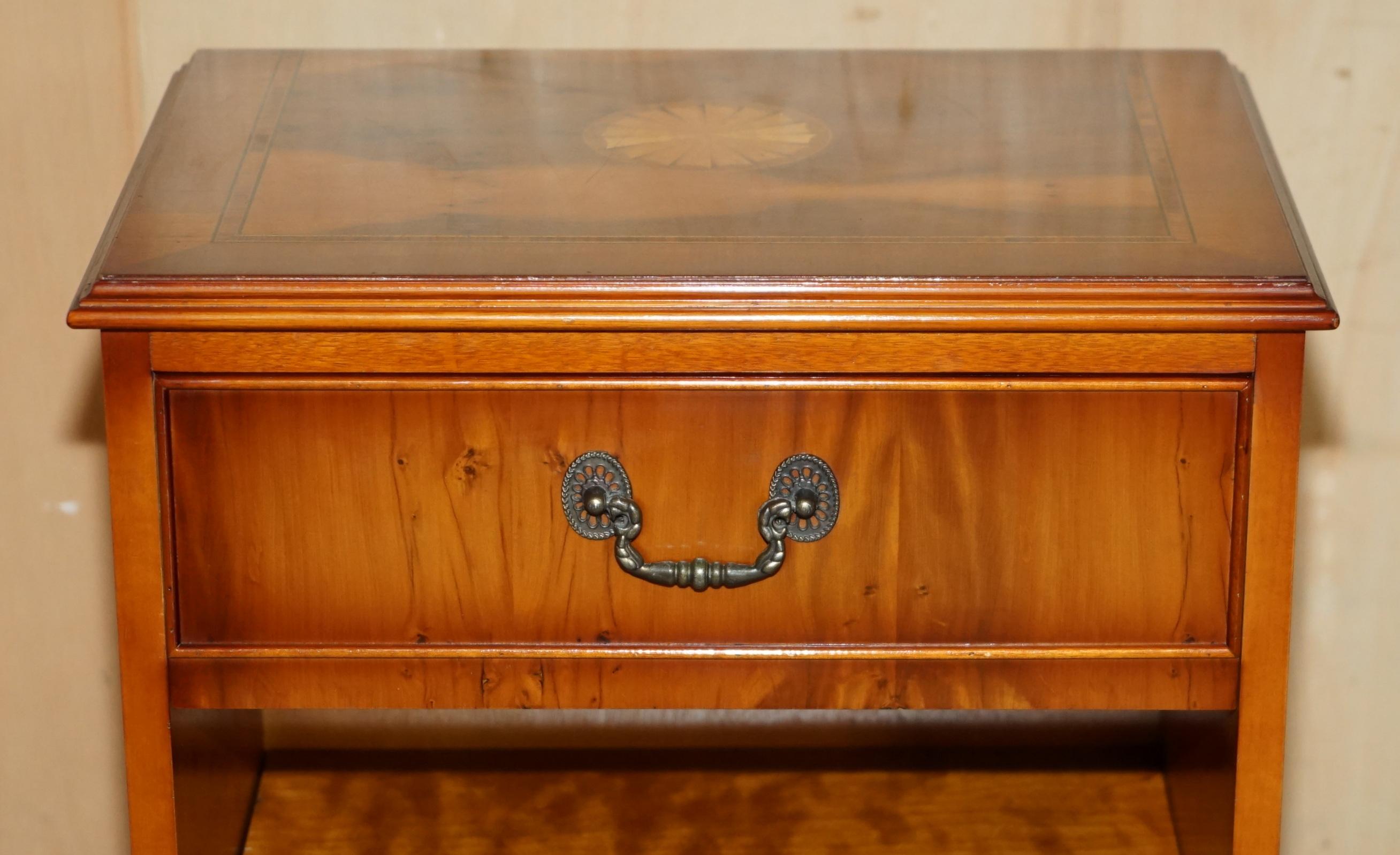 20ième siècle Paire de tables à vin d'époque en noyer, bois de chêne, Sheraton Revival. en vente