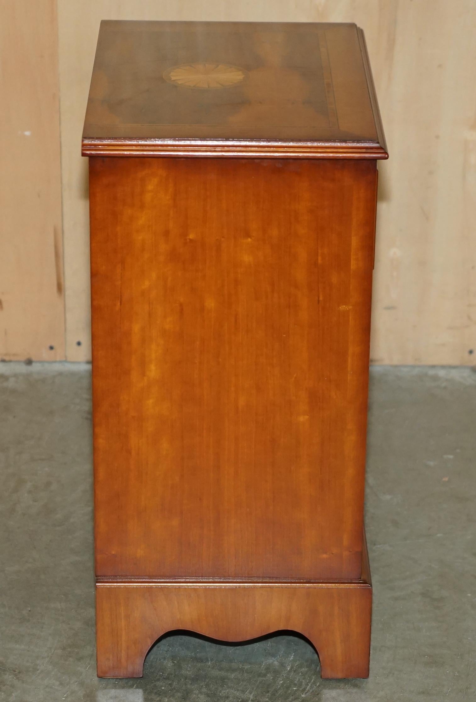 Paire de tables à vin d'époque en noyer, bois de chêne, Sheraton Revival. en vente 1