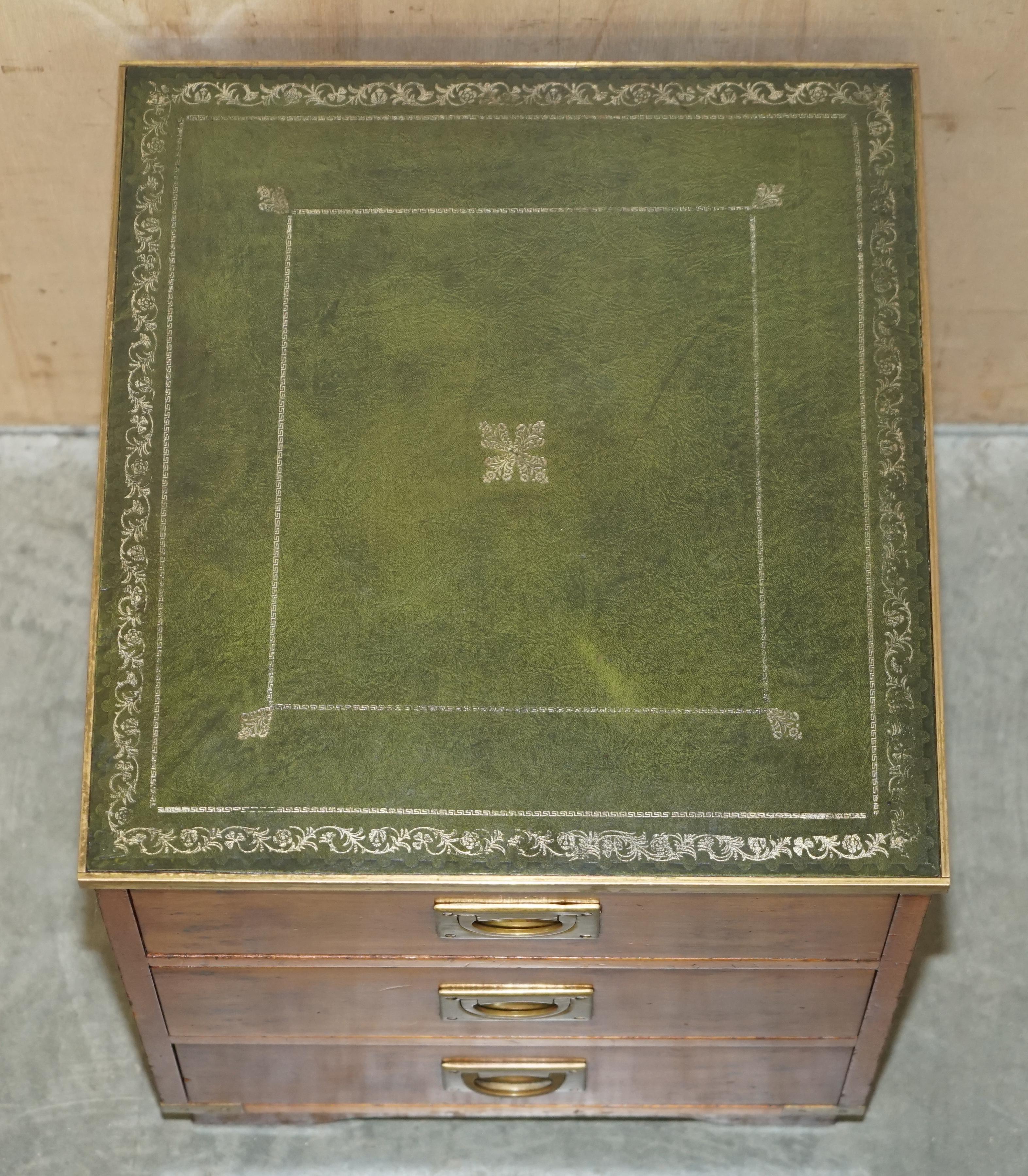 paire de tiroirs de table de chevet de campagne militaire en cuir vert d'époque de Wood Wood Wood en vente 9