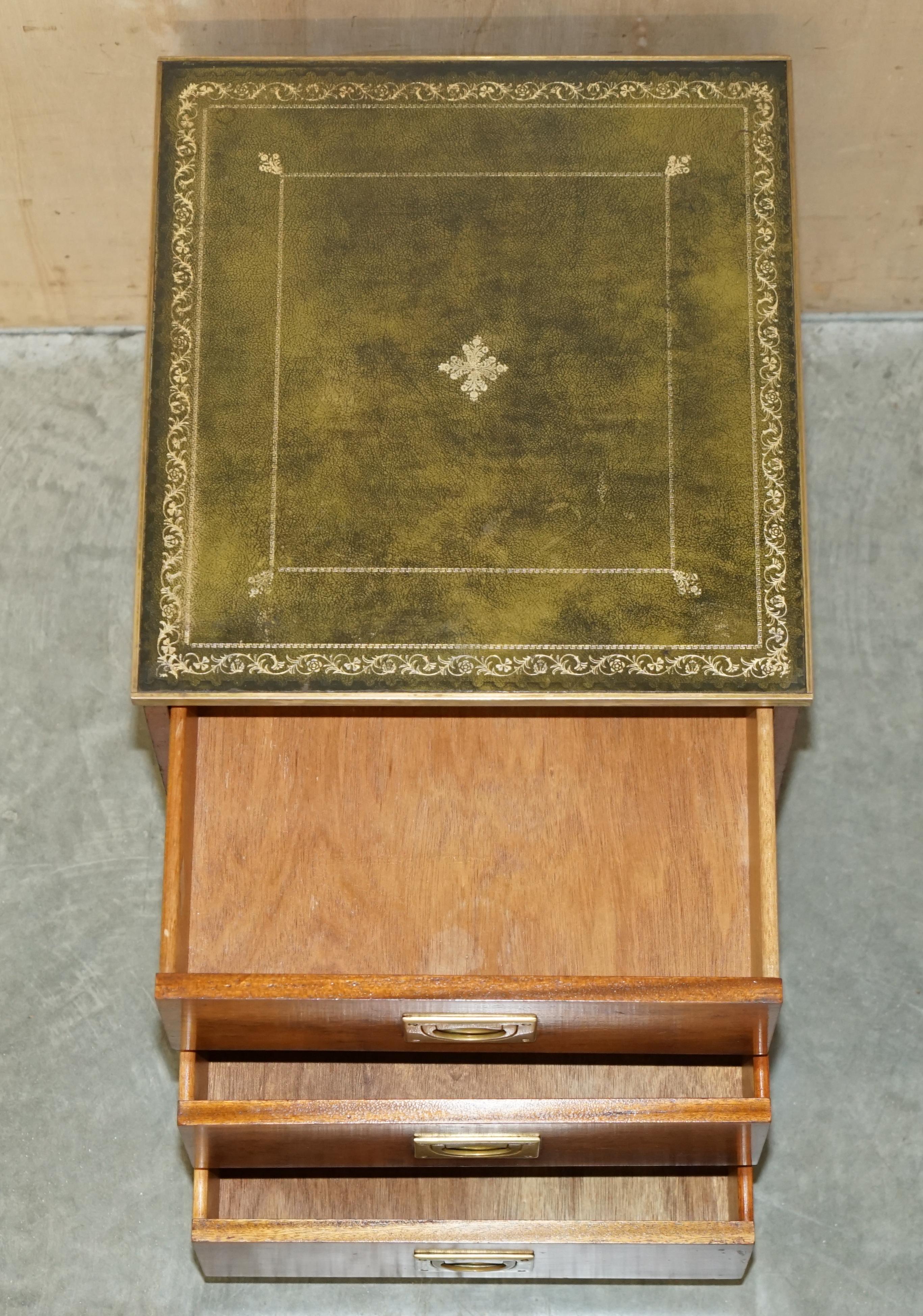 paire de tiroirs de table de chevet de campagne militaire en cuir vert d'époque de Wood Wood Wood en vente 12