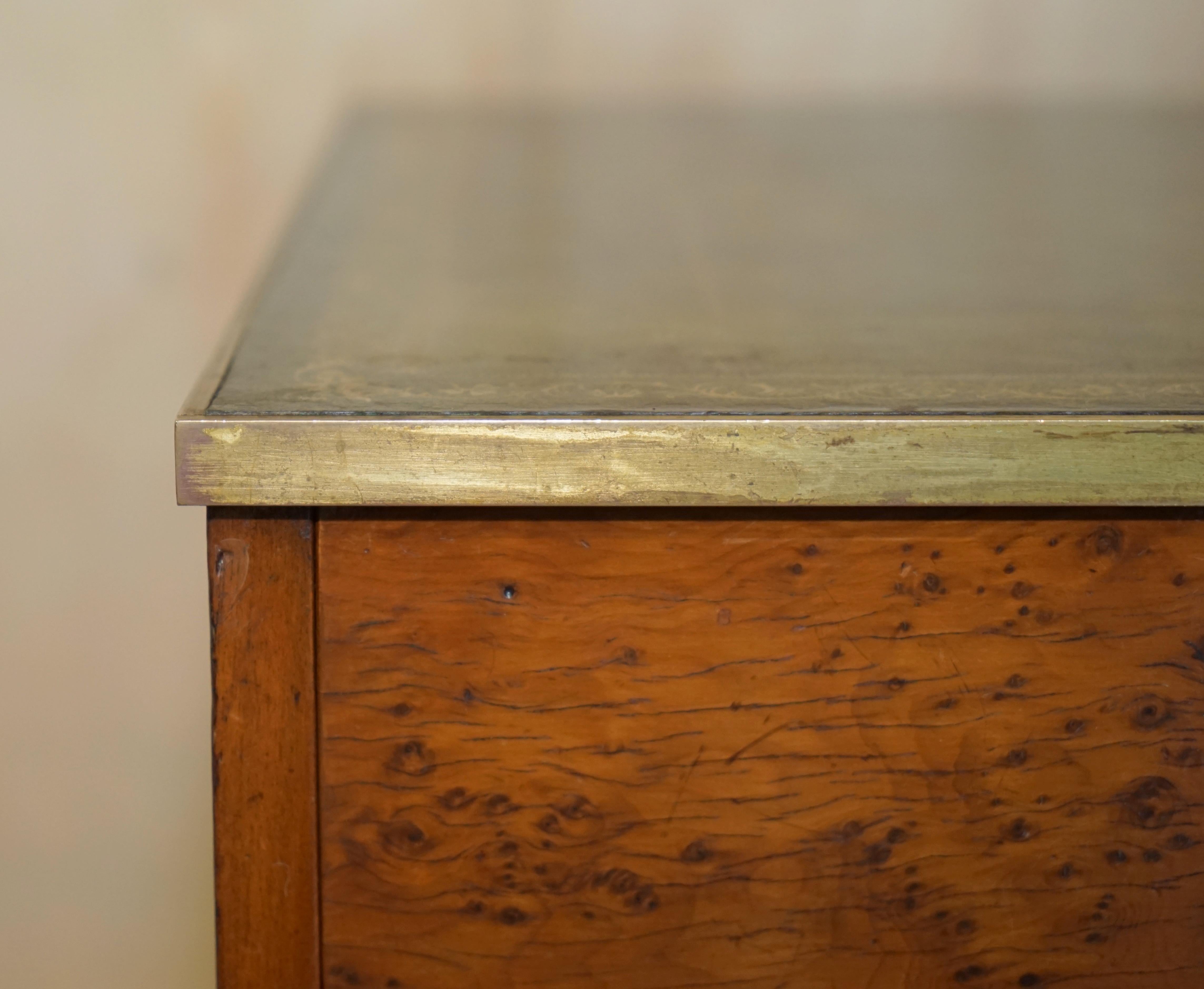 20ième siècle paire de tiroirs de table de chevet de campagne militaire en cuir vert d'époque de Wood Wood Wood en vente