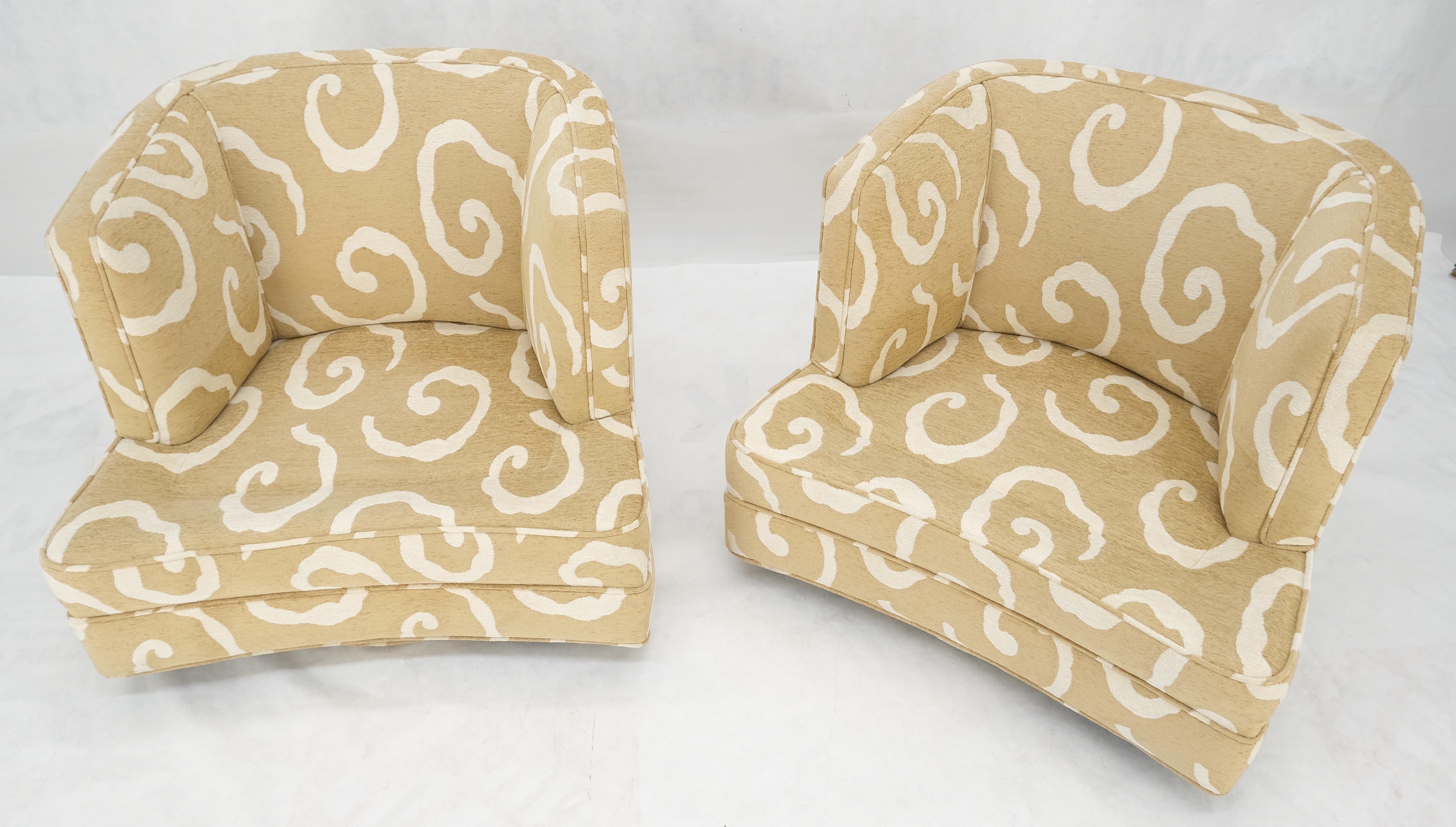 Pareja de sillones de salón con brazos, con base giratoria y respaldo de barril, Vintage c1970s MINT en venta 4