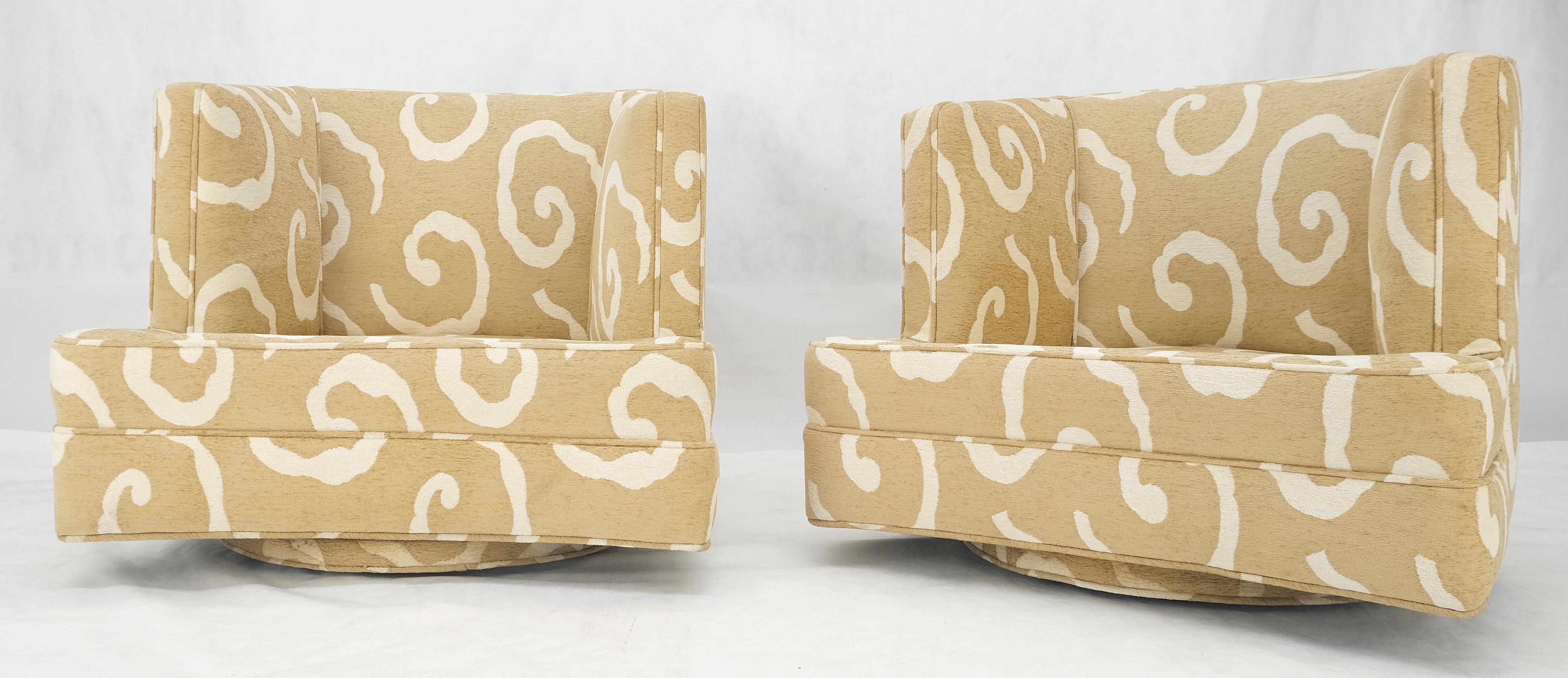 Pareja de sillones de salón con brazos, con base giratoria y respaldo de barril, Vintage c1970s MINT en venta 5