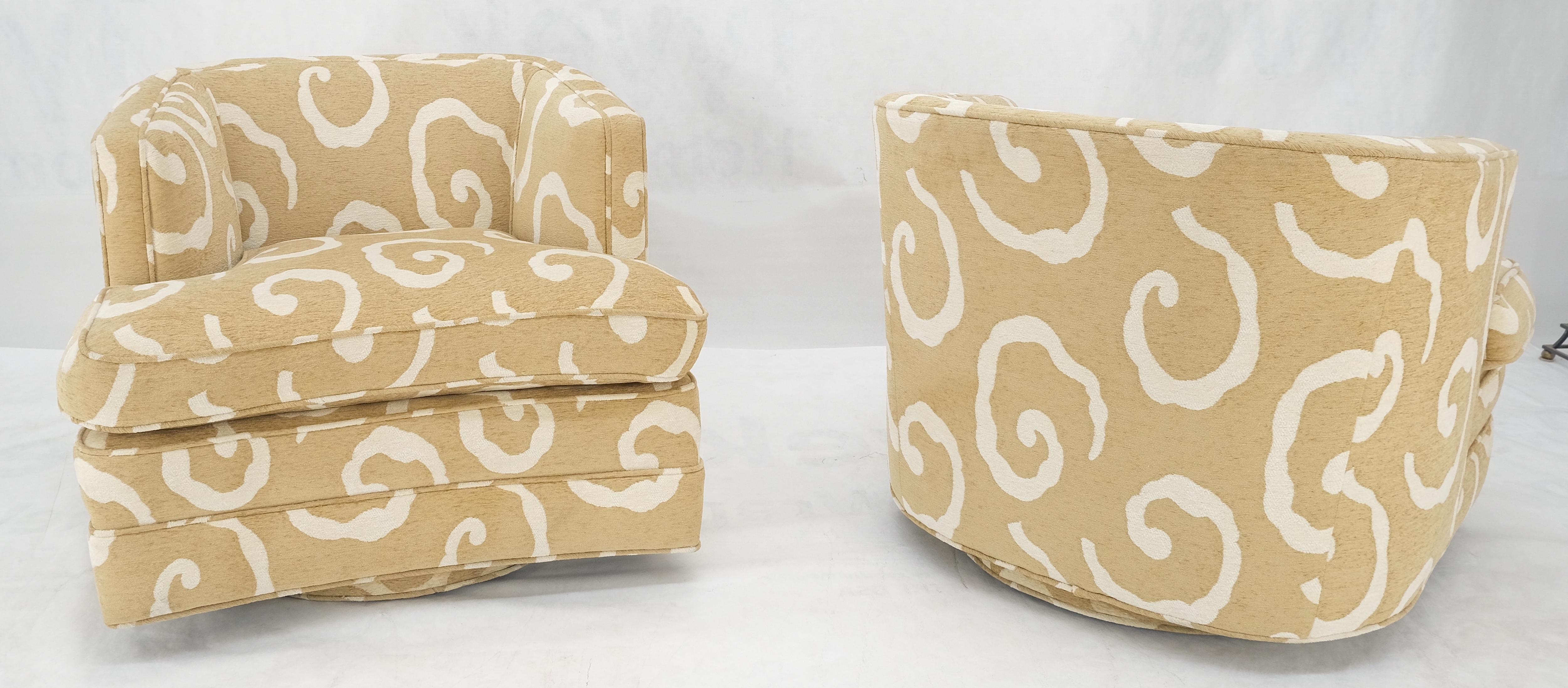 Pareja de sillones de salón con brazos, con base giratoria y respaldo de barril, Vintage c1970s MINT Estadounidense en venta