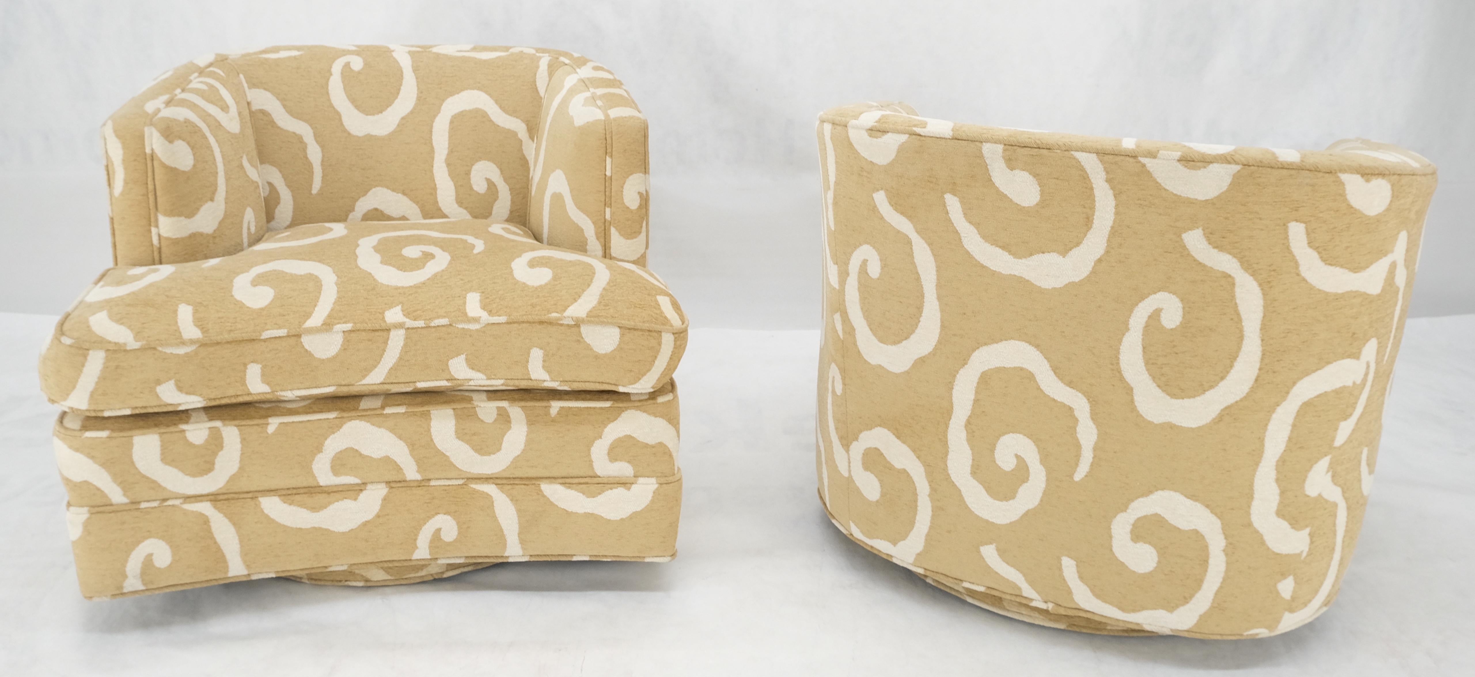 Pareja de sillones de salón con brazos, con base giratoria y respaldo de barril, Vintage c1970s MINT en Bueno estado para la venta en Rockaway, NJ