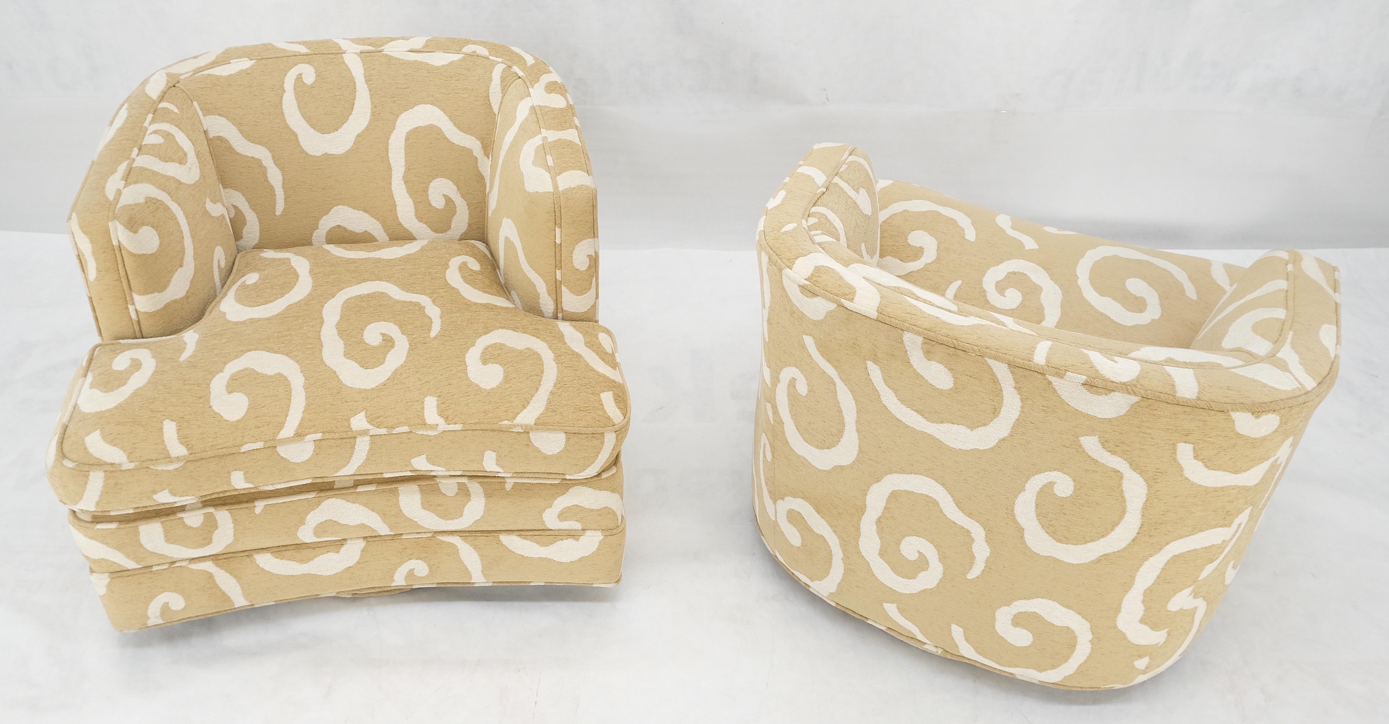 Pareja de sillones de salón con brazos, con base giratoria y respaldo de barril, Vintage c1970s MINT siglo XX en venta