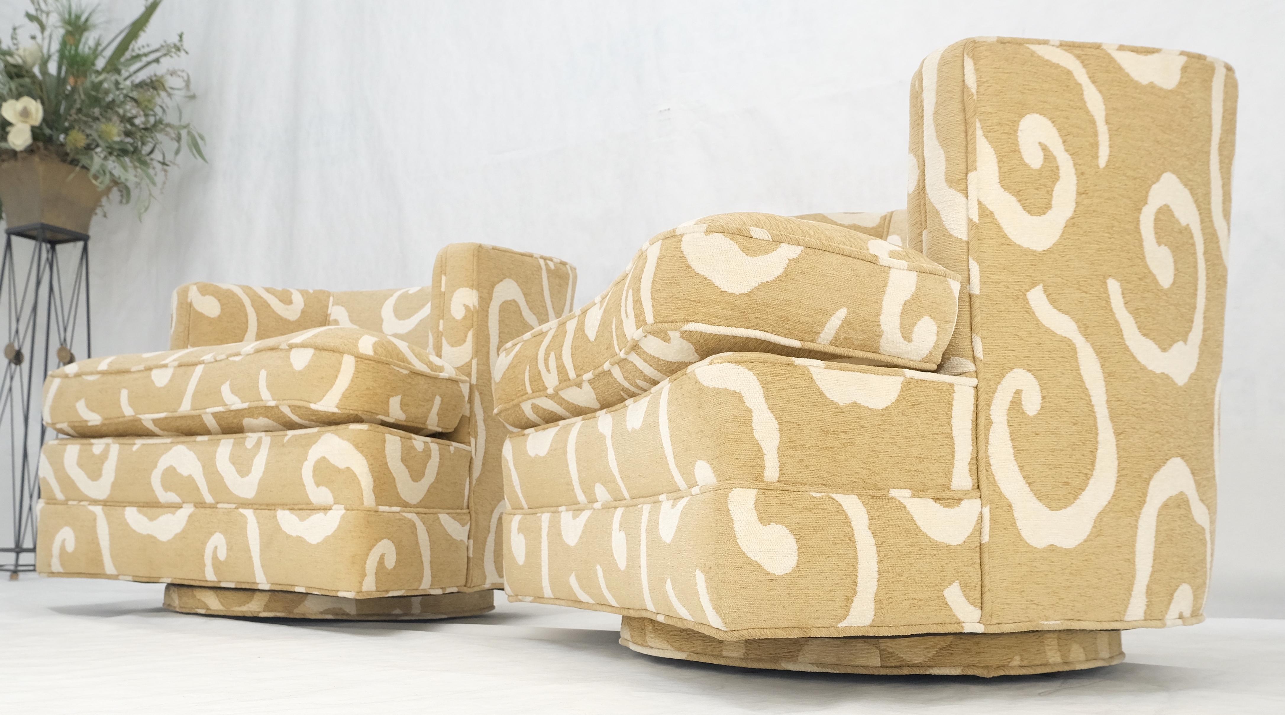 Pareja de sillones de salón con brazos, con base giratoria y respaldo de barril, Vintage c1970s MINT en venta 1