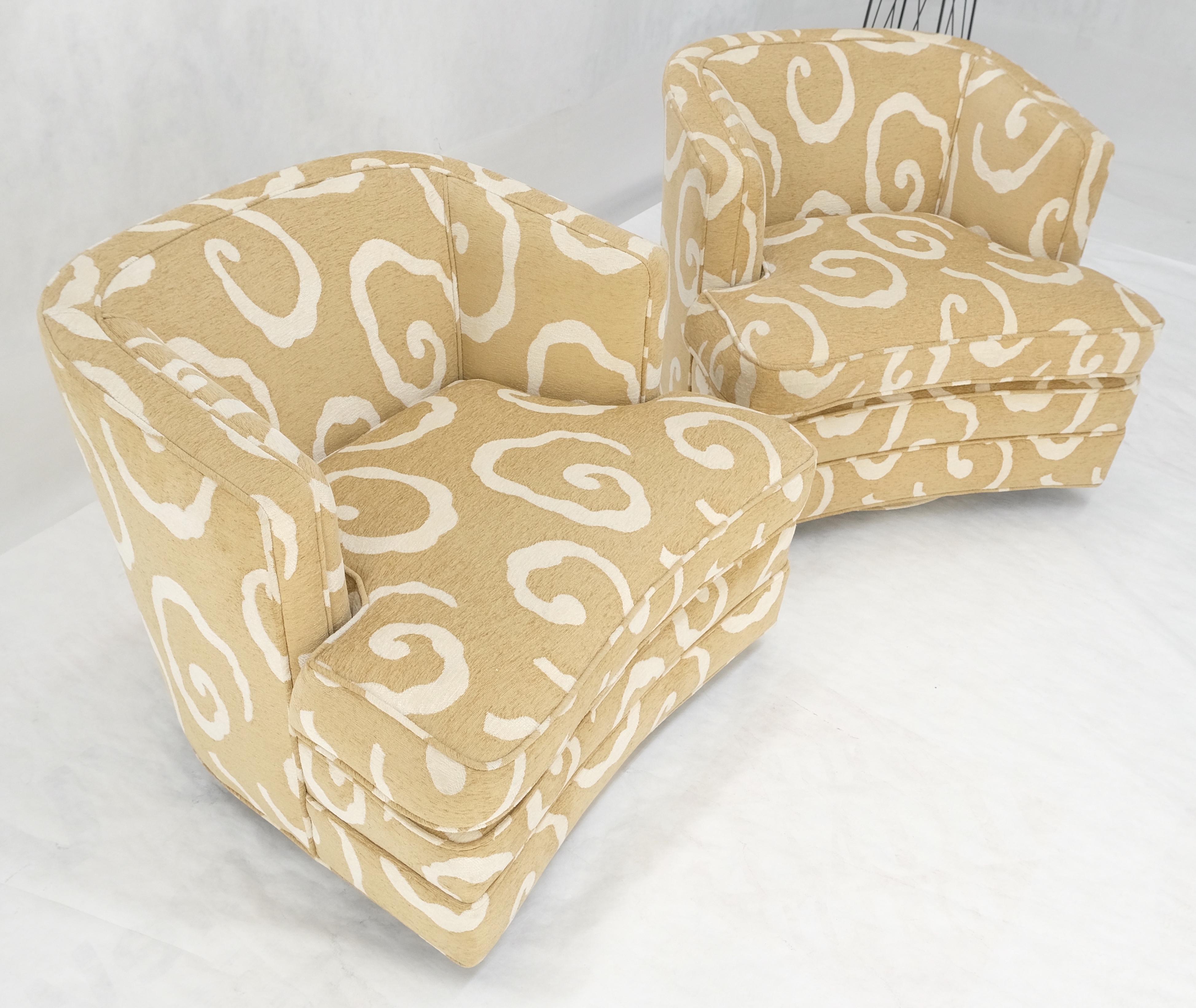 Pareja de sillones de salón con brazos, con base giratoria y respaldo de barril, Vintage c1970s MINT en venta 2
