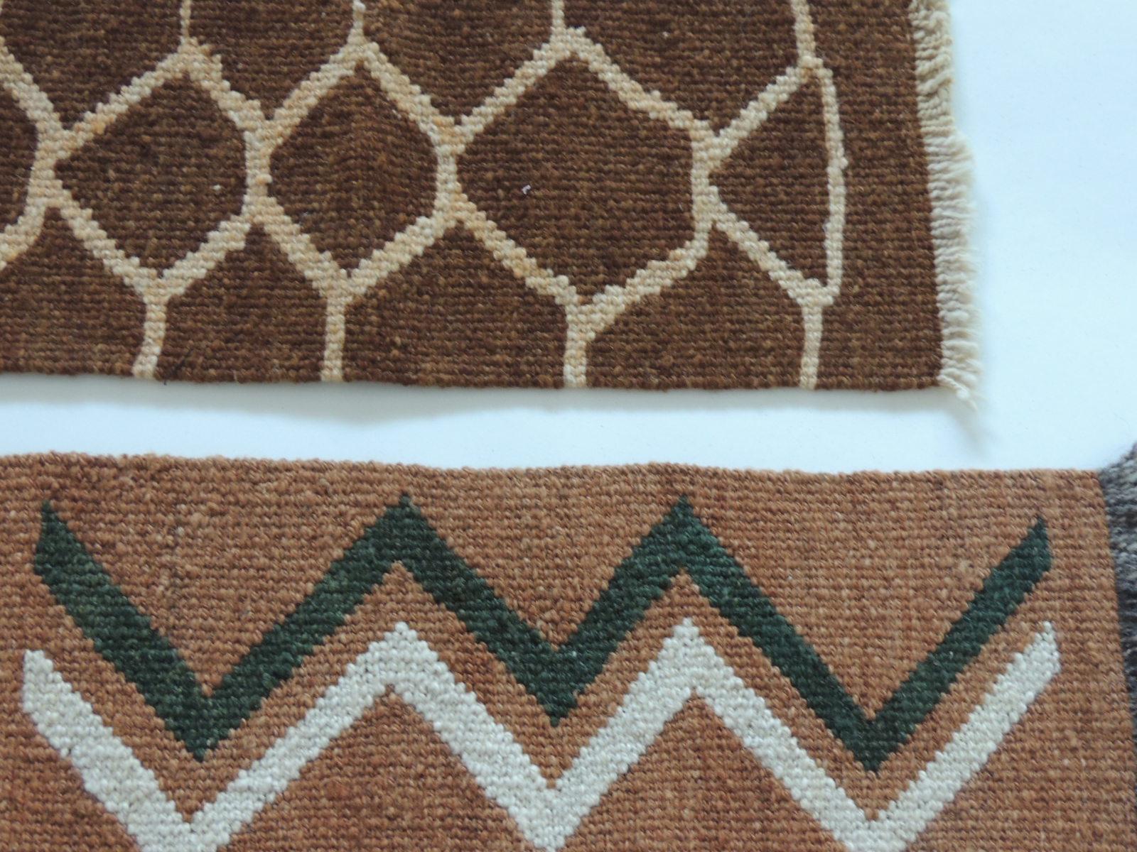 Vintage camel and brown woven rug samples.
Woven abstract pattern and fringes.
Ideal to frame or make them in to pillows.
Sizes: 
Top: 7.5