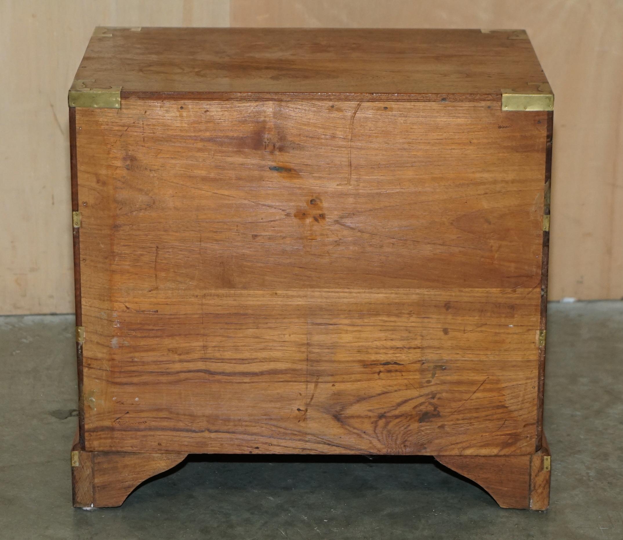 PAIR OF VINTAGE CAMPHOR WOOD MILITARY CAMPAIGN BEDSIDE TABLE NIGHTSTAND DRAWERs For Sale 2