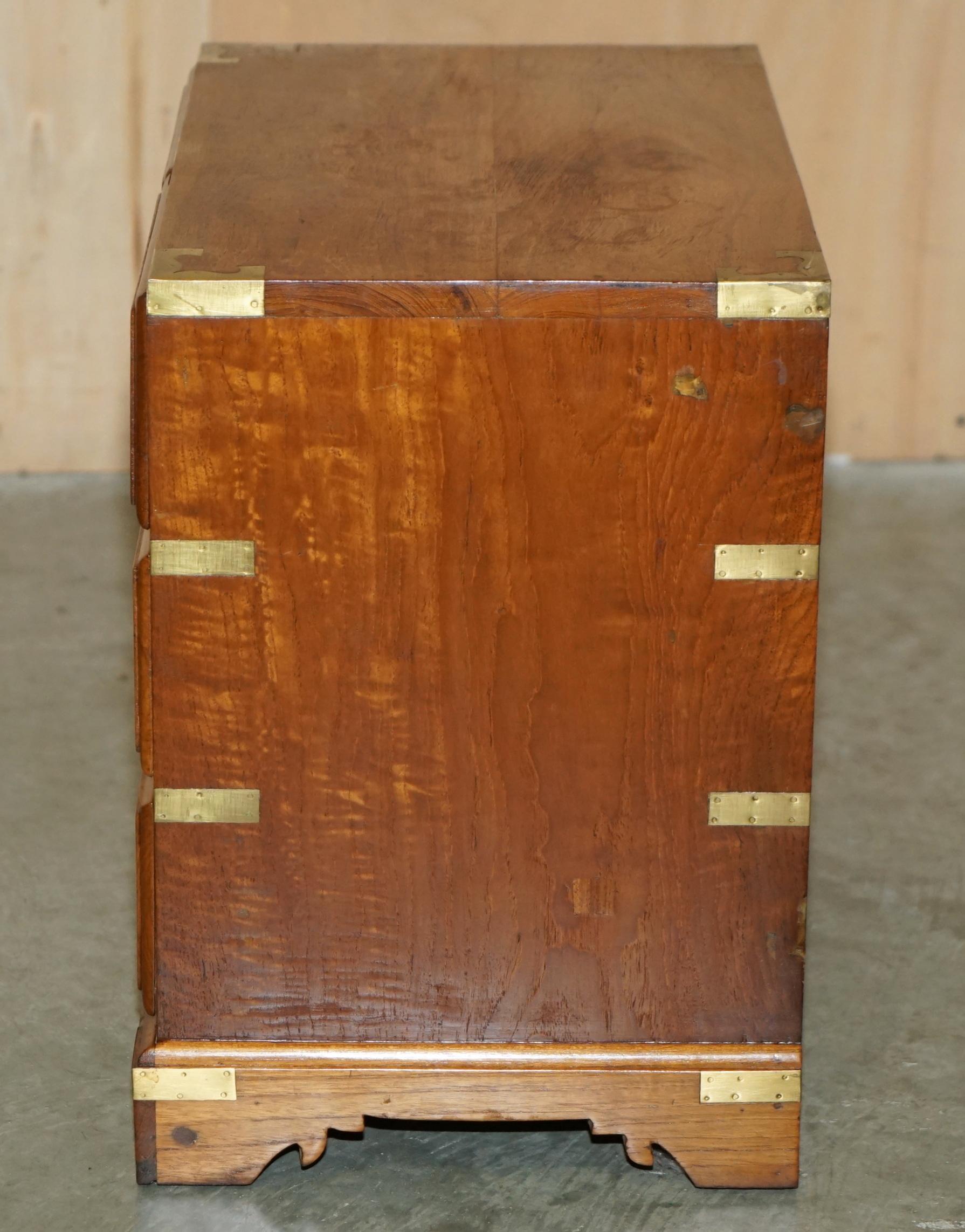 PAIR OF VINTAGE CAMPHOR WOOD MILITARY CAMPAIGN BEDSIDE TABLE NIGHTSTAND DRAWERs For Sale 3