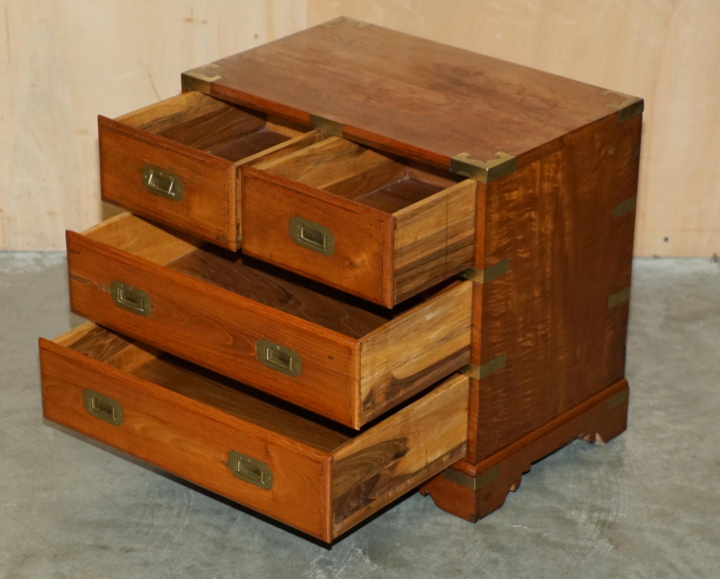 PAIR OF VINTAGE CAMPHOR WOOD MILITARY CAMPAIGN BEDSIDE TABLE NIGHTSTAND DRAWERs For Sale 4