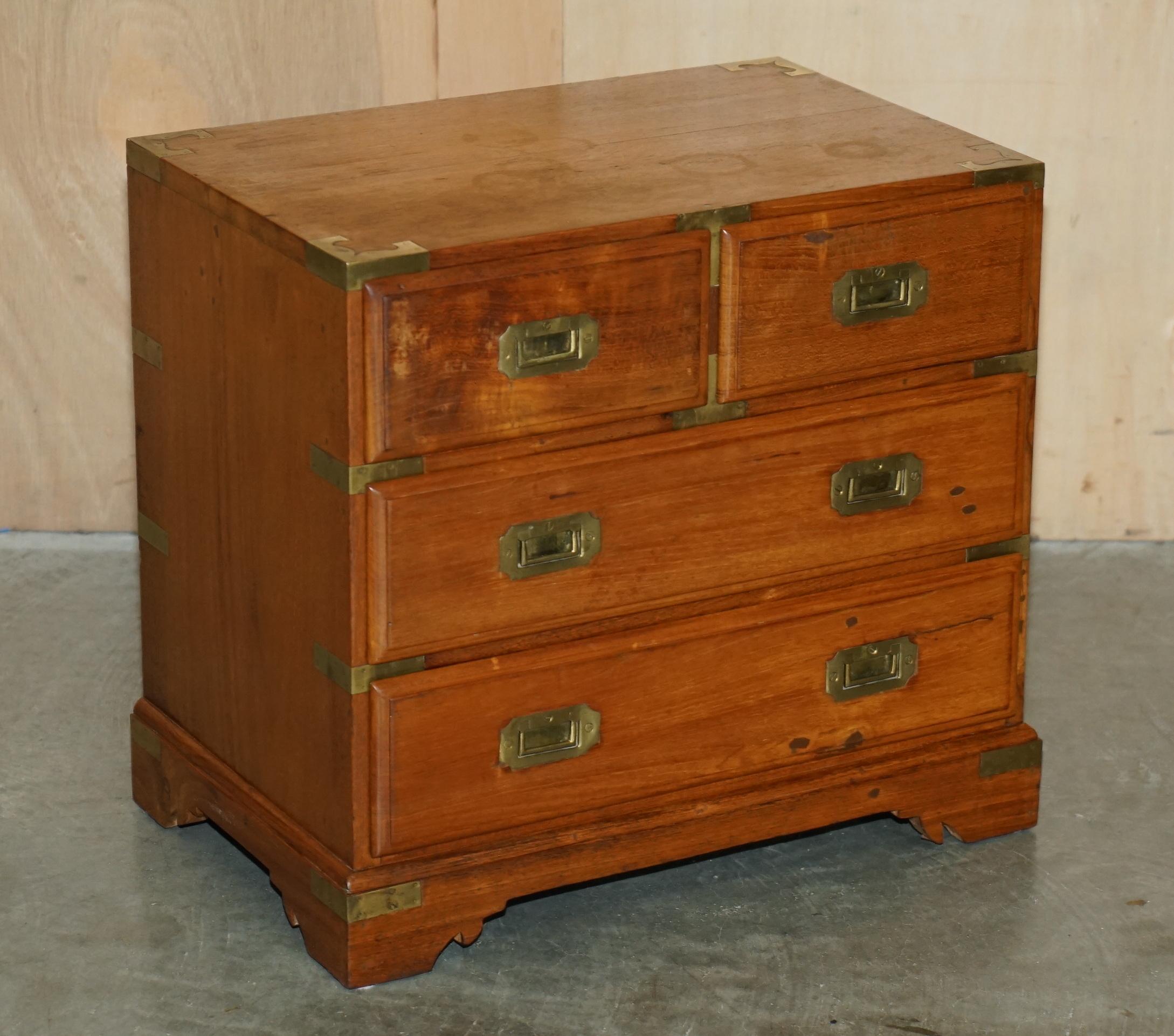 PAIR OF VINTAGE CAMPHOR WOOD MILITARY CAMPAIGN BEDSIDE TABLE NIGHTSTAND DRAWERs For Sale 6