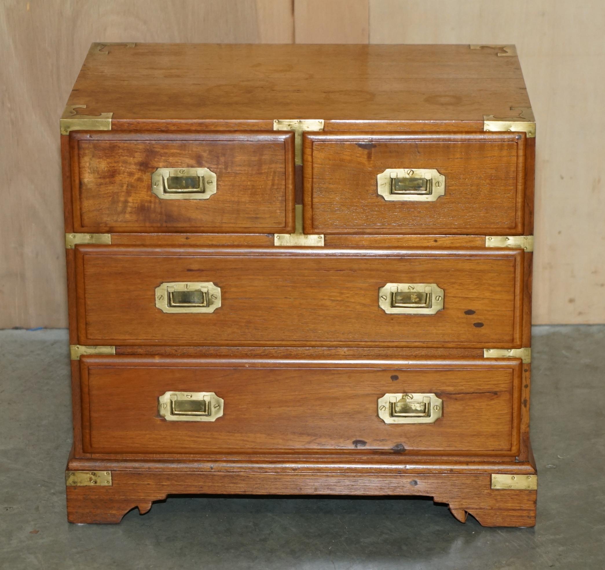 PAIR OF VINTAGE CAMPHOR WOOD MILITARY CAMPAIGN BEDSIDE TABLE NIGHTSTAND DRAWERs For Sale 7