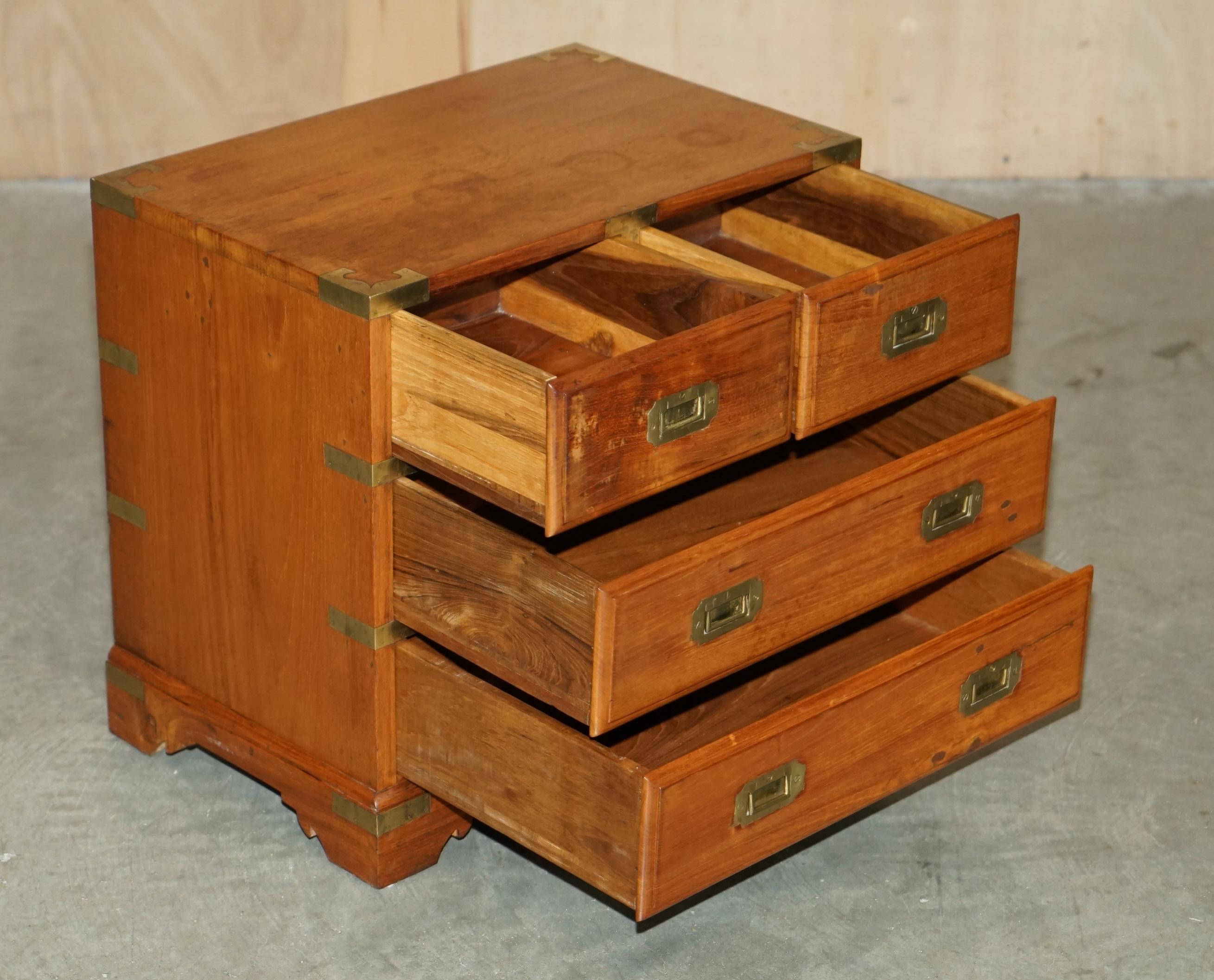 PAIR OF VINTAGE CAMPHOR WOOD MILITARY CAMPAIGN BEDSIDE TABLE NIGHTSTAND DRAWERs For Sale 11