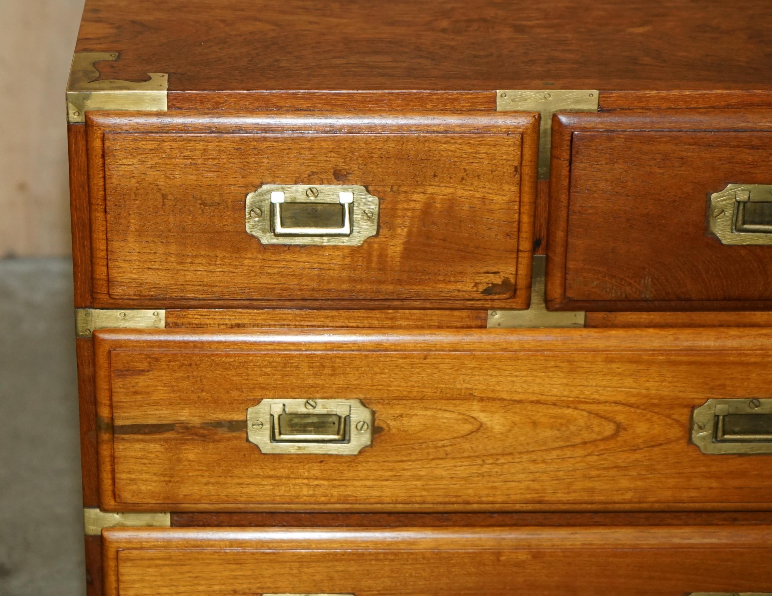 English PAIR OF VINTAGE CAMPHOR WOOD MILITARY CAMPAIGN BEDSIDE TABLE NIGHTSTAND DRAWERs For Sale