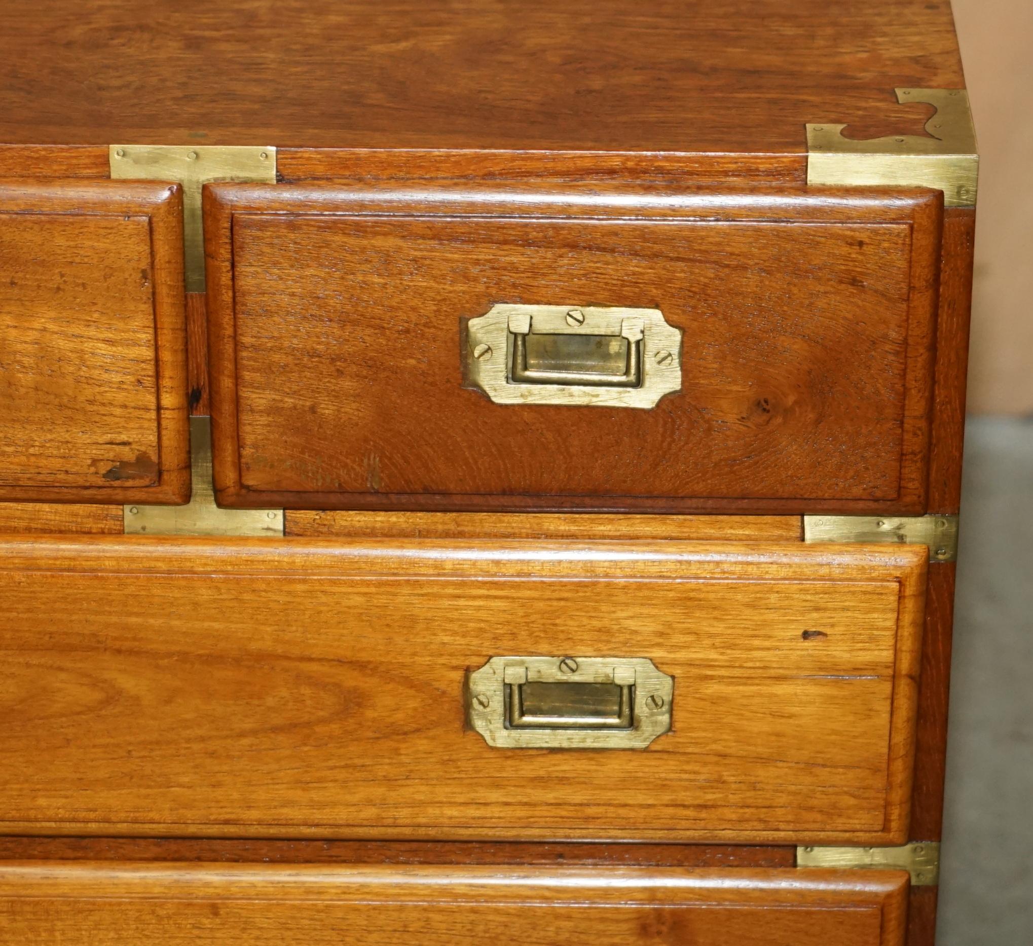 Hand-Crafted PAIR OF VINTAGE CAMPHOR WOOD MILITARY CAMPAIGN BEDSIDE TABLE NIGHTSTAND DRAWERs For Sale