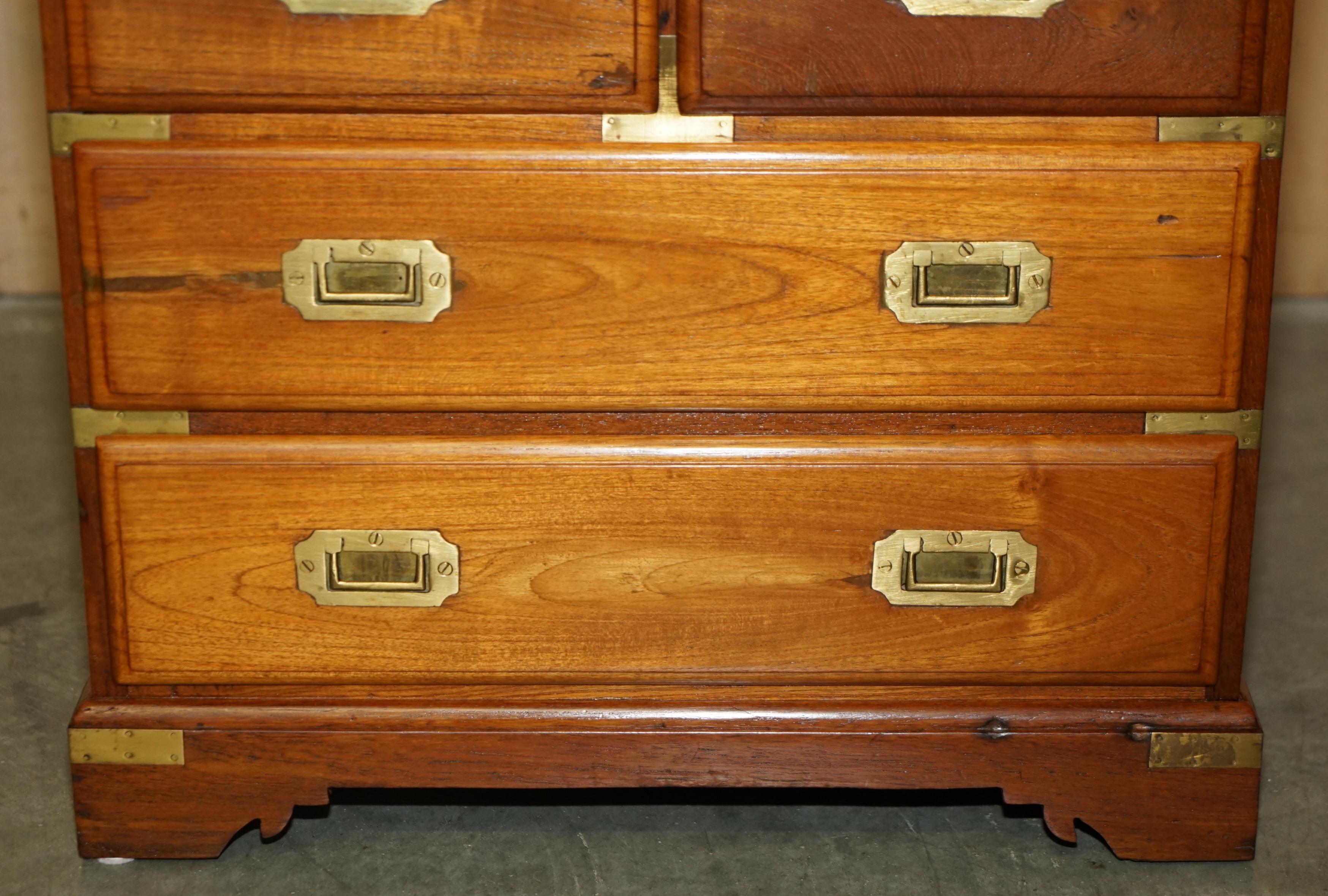 PAIR OF VINTAGE CAMPHOR WOOD MILITARY CAMPAIGN BEDSIDE TABLE NIGHTSTAND DRAWERs In Good Condition For Sale In West Sussex, Pulborough