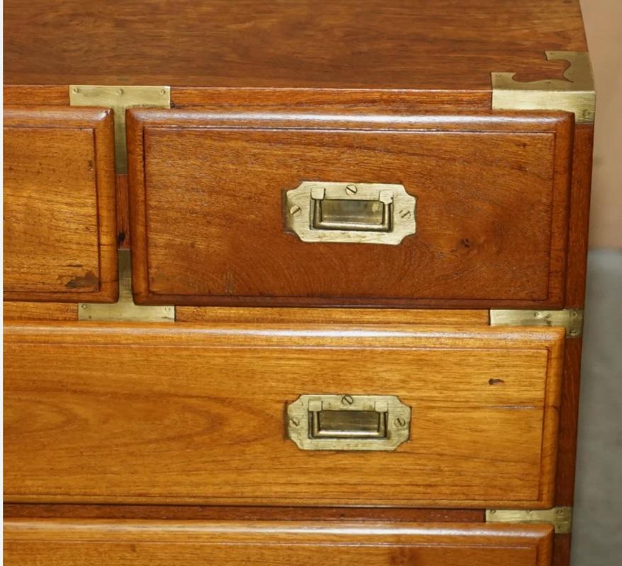 PAR DE CAMARAS MILITARES DE MADERA DE CAMPAÑA DE ÉPOCA MESA DE LADO DE LA CAMA MESA DE LADO DE LA NOCHE ESCRITORIOS en Bueno estado para la venta en West Sussex, Pulborough