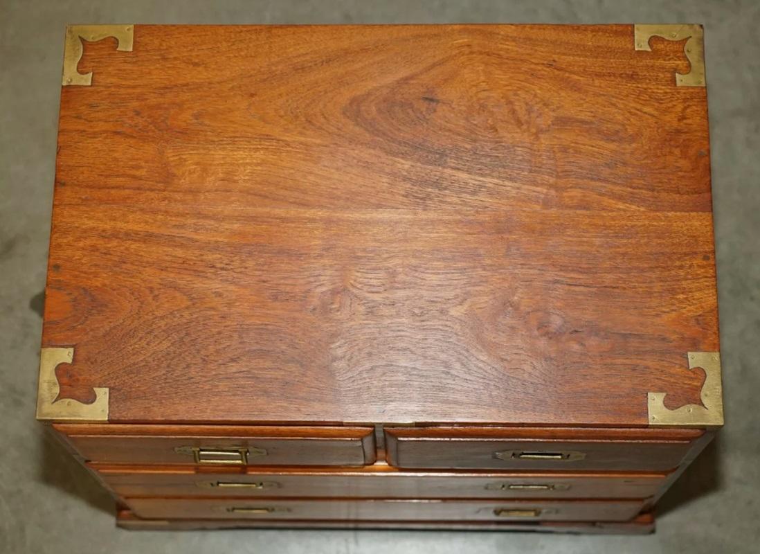 PAR DE CAMARAS MILITARES DE MADERA DE CAMPAÑA DE ÉPOCA MESA DE LADO DE LA CAMA MESA DE LADO DE LA NOCHE ESCRITORIOS Latón en venta