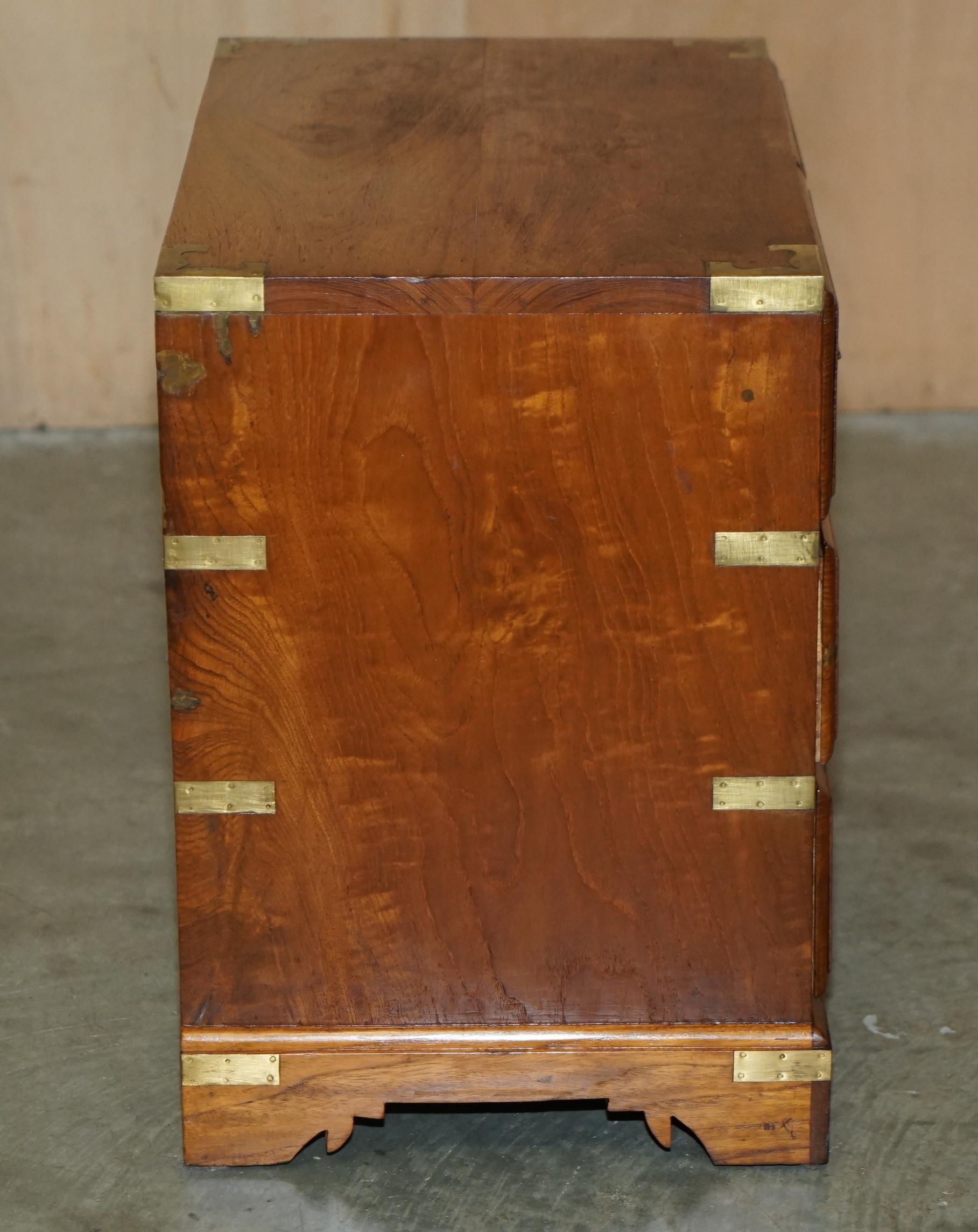 PAIR OF VINTAGE CAMPHOR WOOD MILITARY CAMPAIGN BEDSIDE TABLE NIGHTSTAND DRAWERs For Sale 1