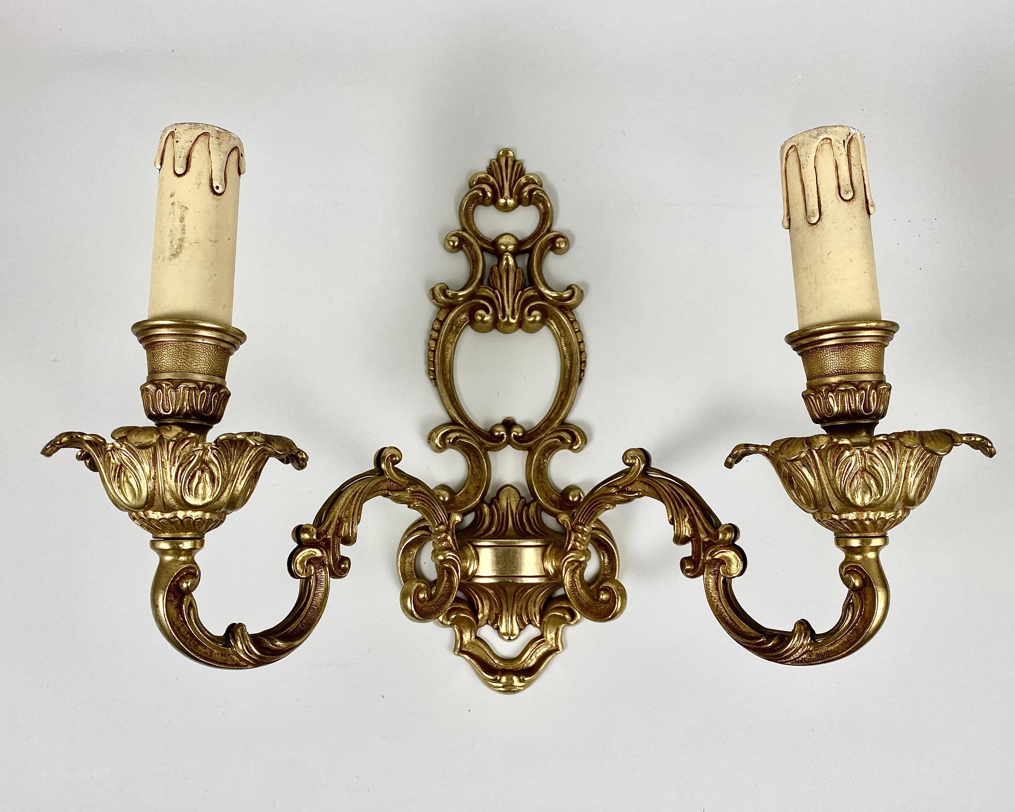 Appliques en bronze vintage de style Empire avec volumineuse, très belle fonte. Fabriqué en Belgique, dans les années 1960.

Support en bronze doré et fabriqué à la main par des artisans.

Ils sont ajourés et décorés d'enroulements, de feuilles