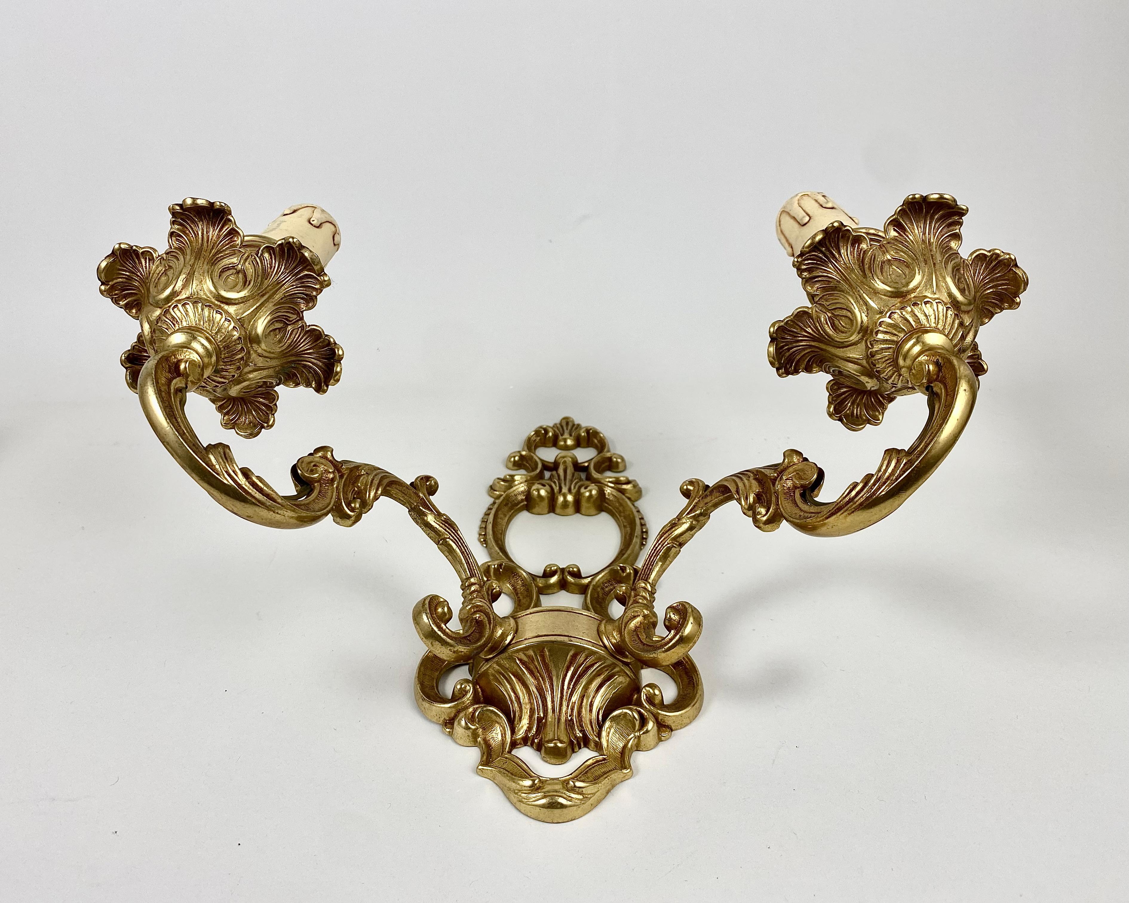 Louis XV Paire d'appliques murales vintage en bronze doré, Belgique, 1960 en vente
