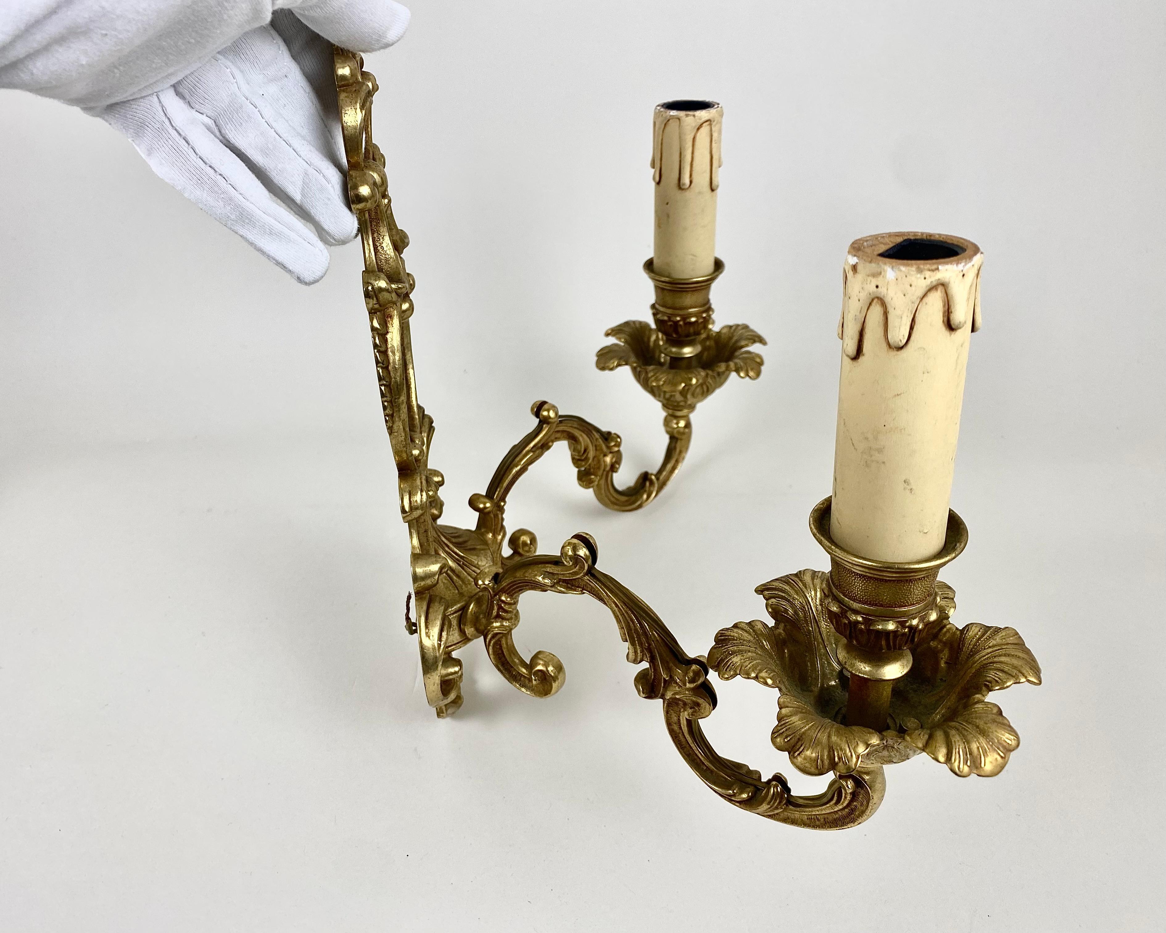 Milieu du XXe siècle Paire d'appliques murales vintage en bronze doré, Belgique, 1960 en vente