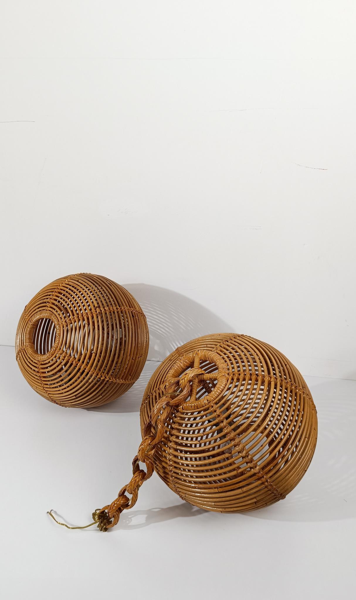 We are offering for sale a pair of twin pendant lights made in Italy around the 1970s. We recently underwent a conservative restoration of the canes and rattan, as well as a complete rewiring of the electrical systems.
Elegant and large, this pair