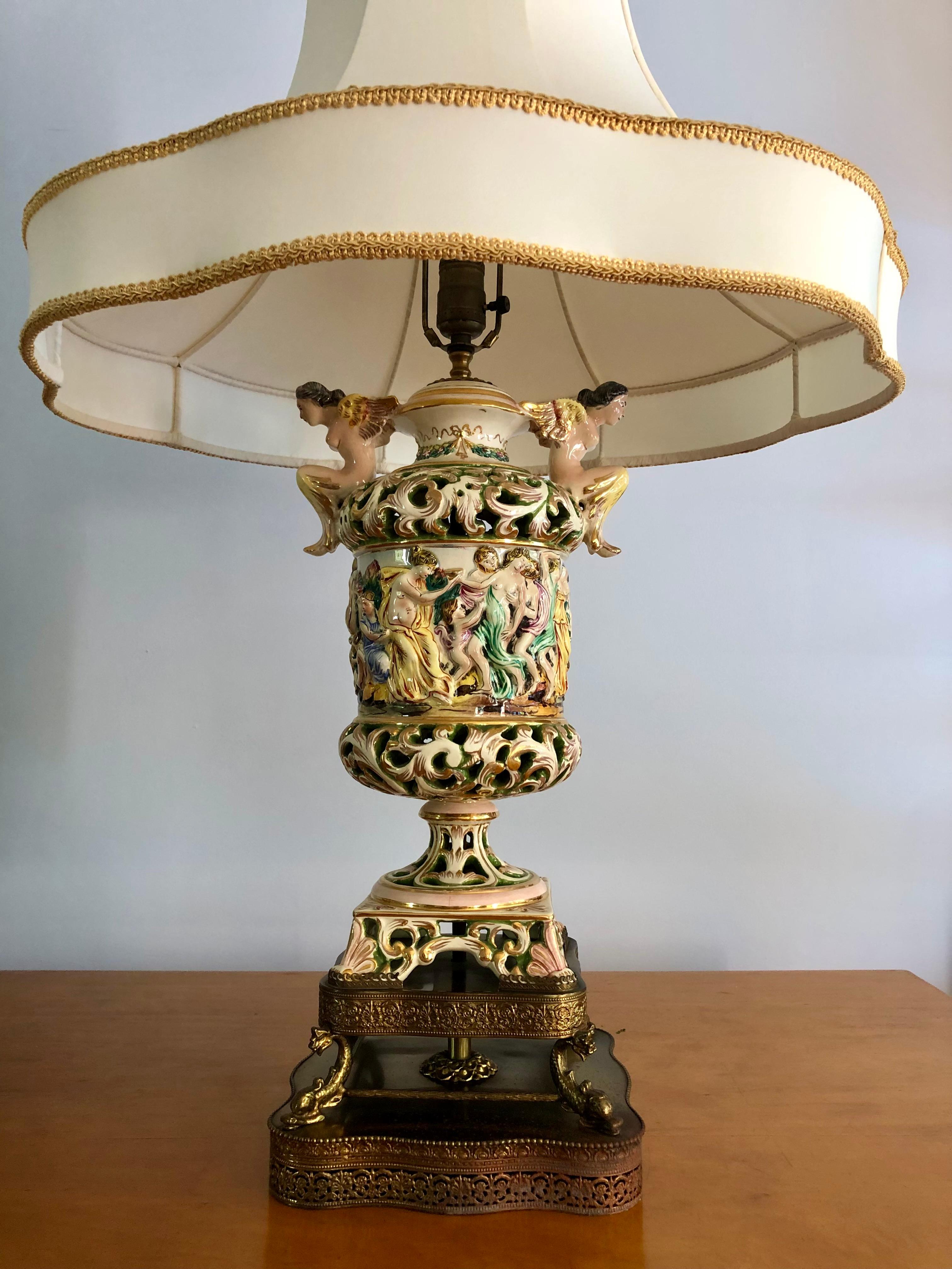 Pair of Vintage Capodimonte ceramic lamps with figurative bacchanal scene en venta 4