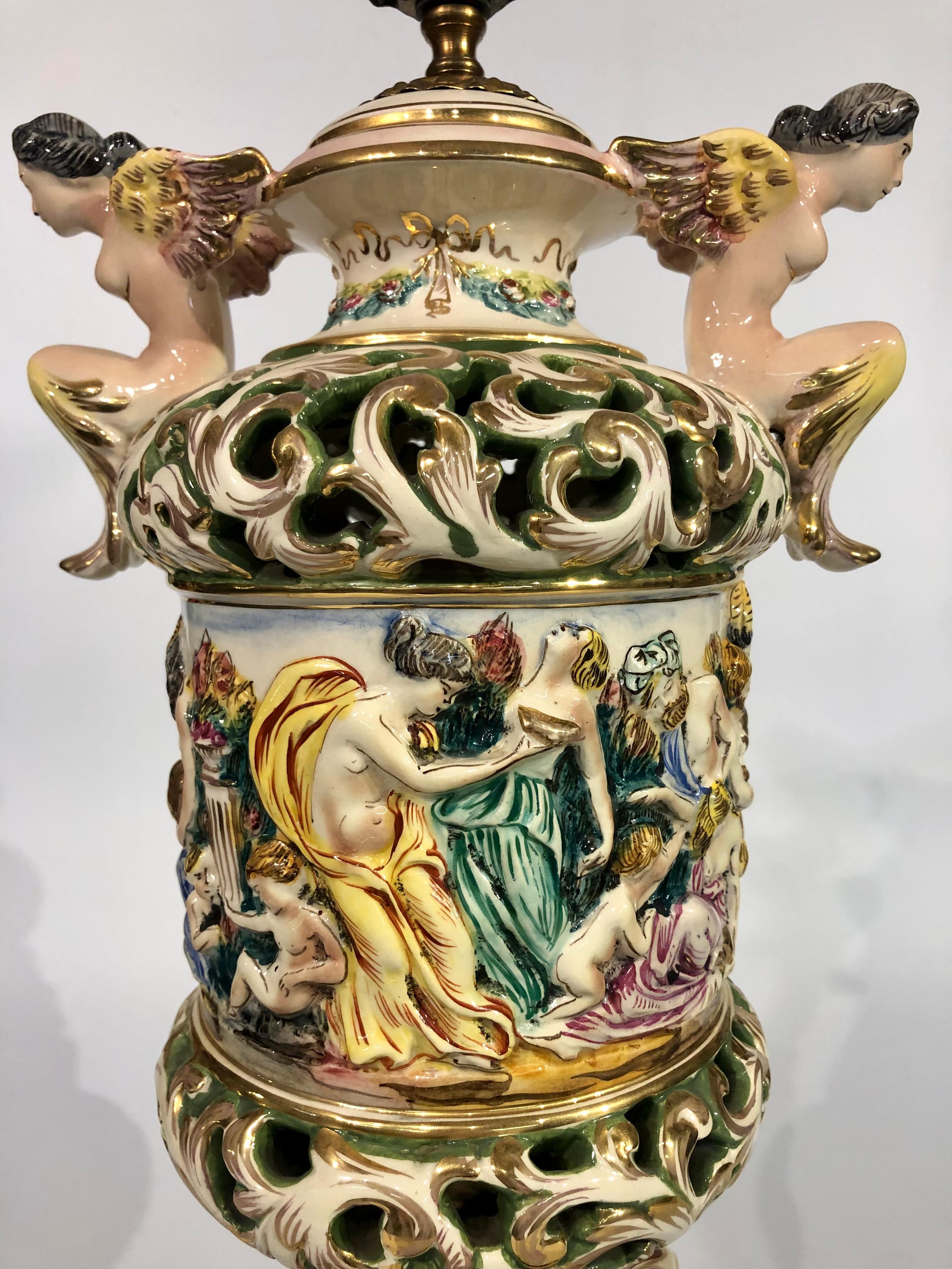 Pair of Vintage Capodimonte ceramic lamps with figurative bacchanal scene Rococó en venta