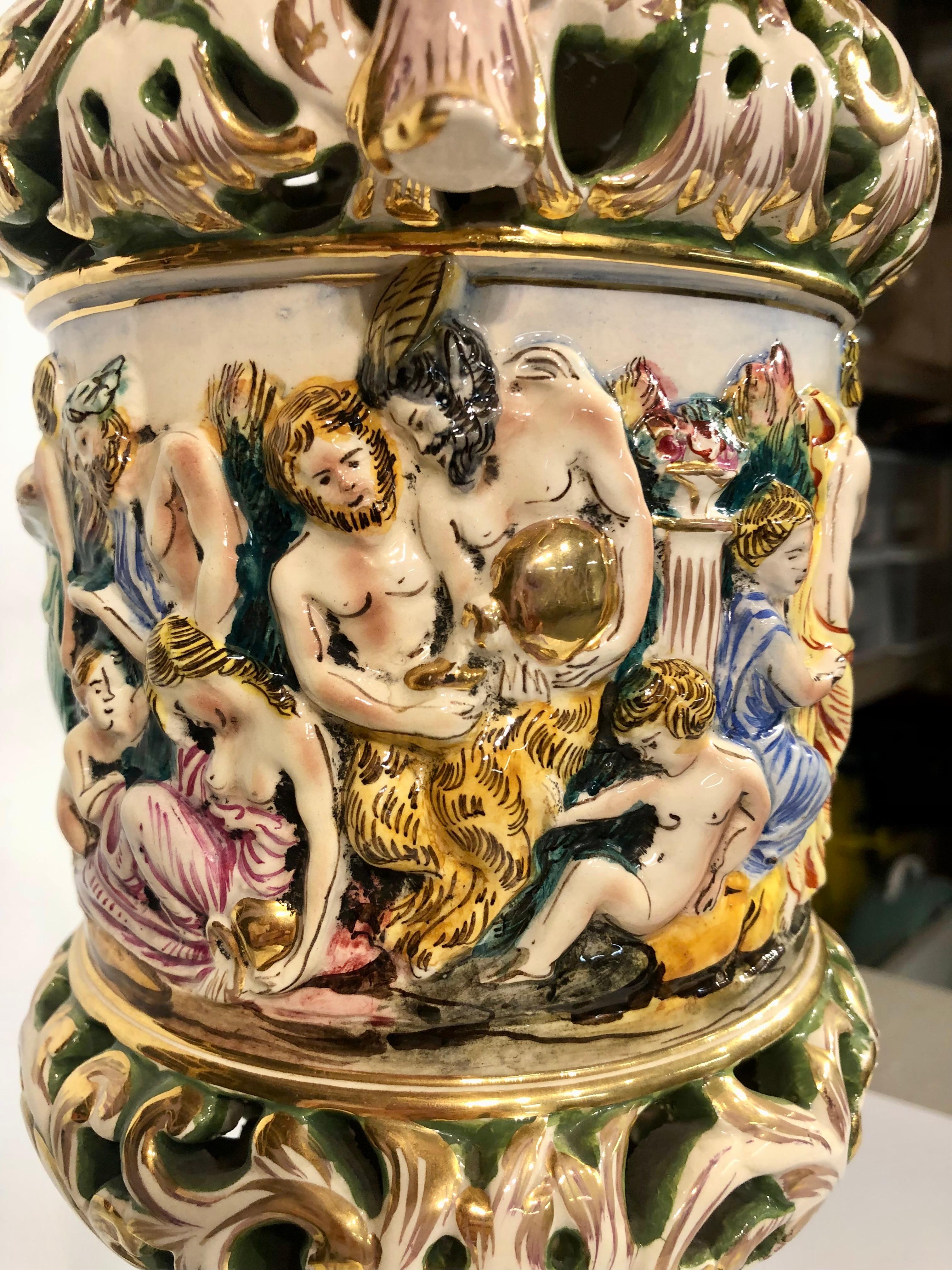 Pair of Vintage Capodimonte ceramic lamps with figurative bacchanal scene Glaseado en venta