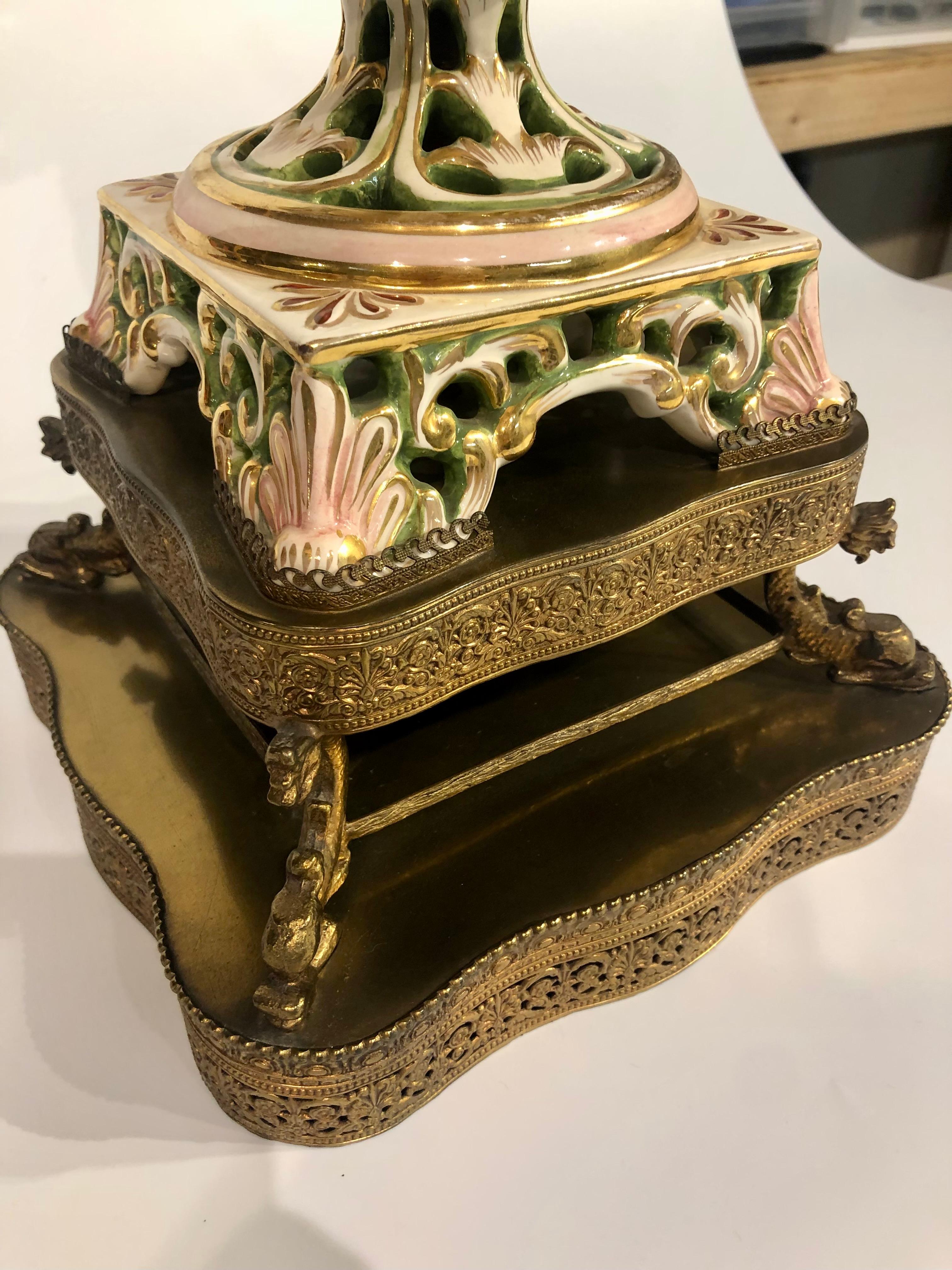Pair of Vintage Capodimonte ceramic lamps with figurative bacchanal scene siglo XX en venta