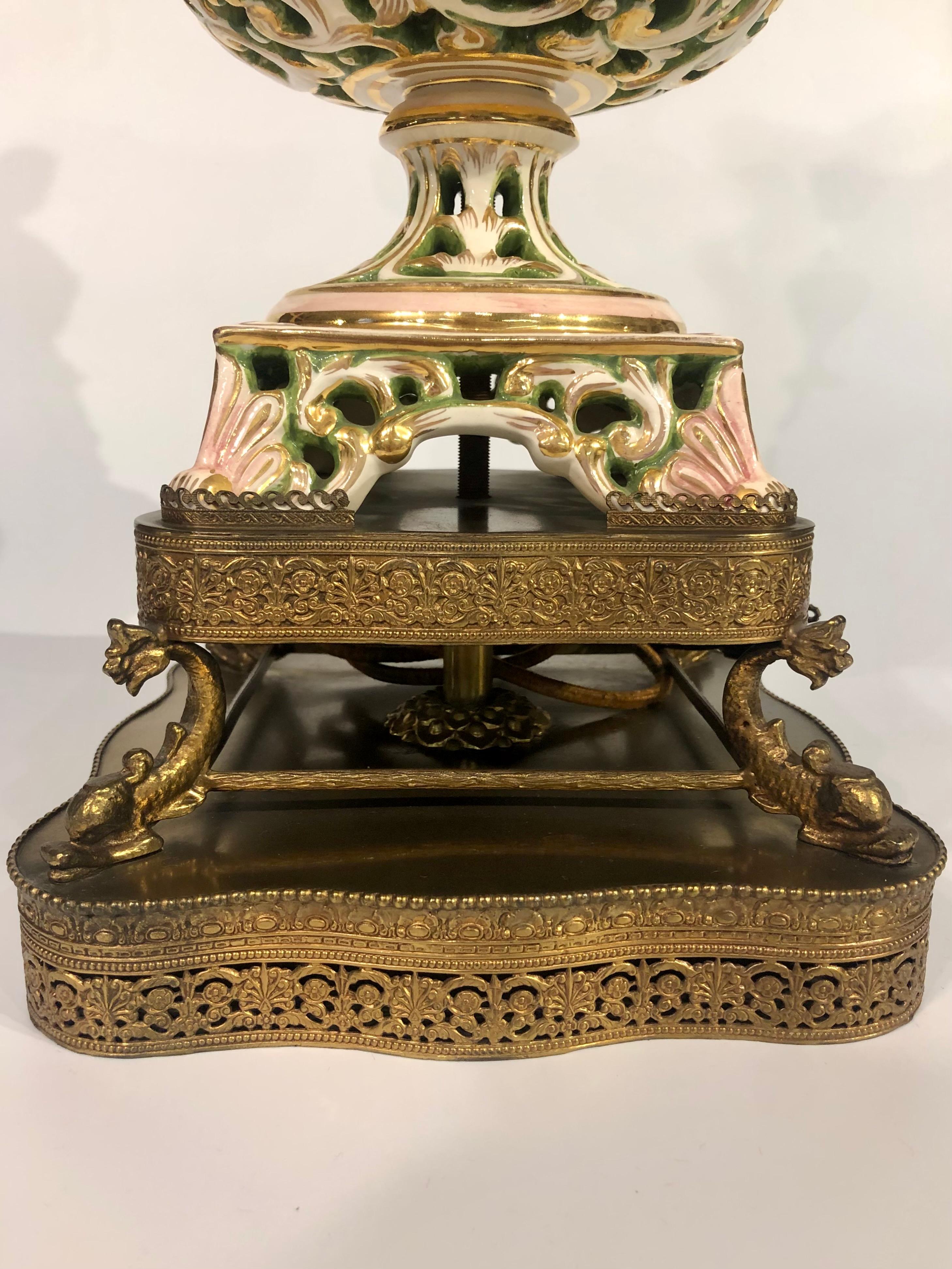 Pair of Vintage Capodimonte ceramic lamps with figurative bacchanal scene Cerámico en venta