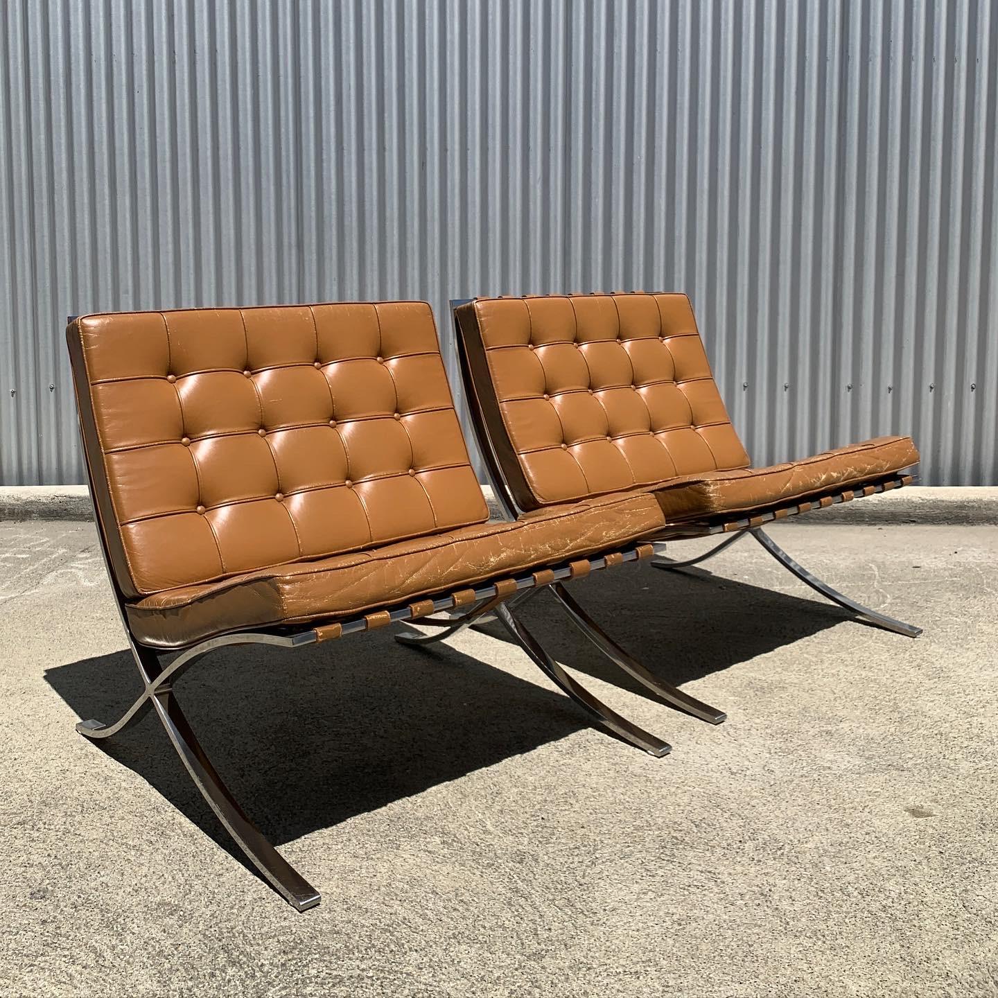 Diese Barcelona-Stühle wurden 1929 von Mies van der Rohe entworfen und in den 1970er Jahren von Knoll International hergestellt.

Die Stühle sind mit einem unglaublichen, handgefärbten cognacfarbenen Lederbezug auf einem Chromstahlgestell