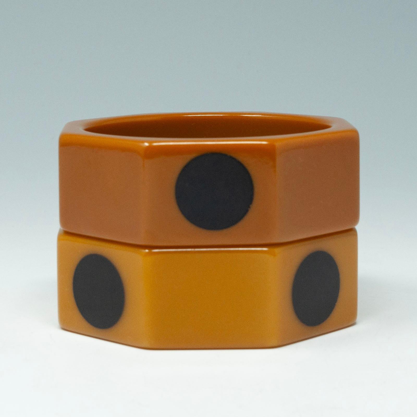 Pair of Vintage Caramel with Black Dots Bakelite Hexagonal Bangles In Good Condition For Sale In Point Richmond, CA