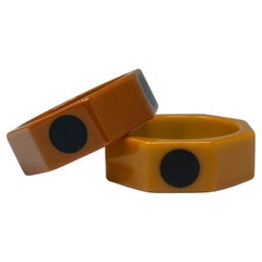 Paire de bracelets hexagonaux vintage en bakélite à pois noirs