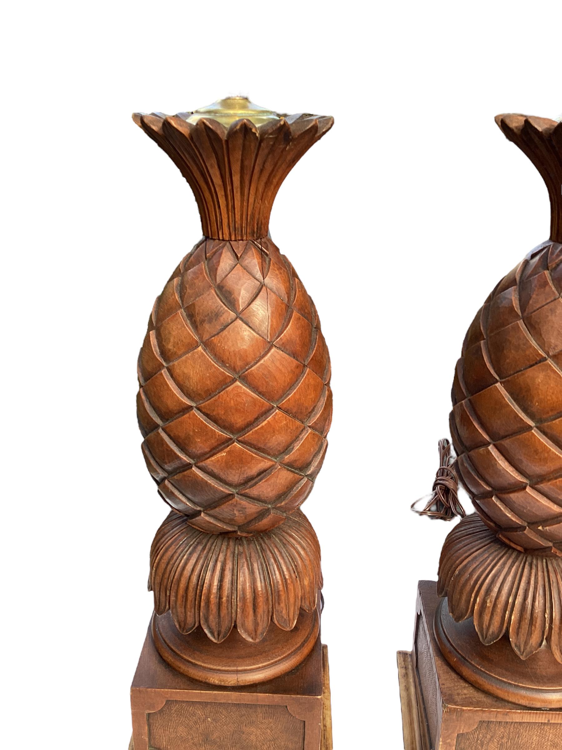 Paire de lampes ananas en bois fruitier sculpté. Sculptée à la main avec de fins détails. Les lampes reposent sur un socle carré. Câblé et en bon état de fonctionnement.