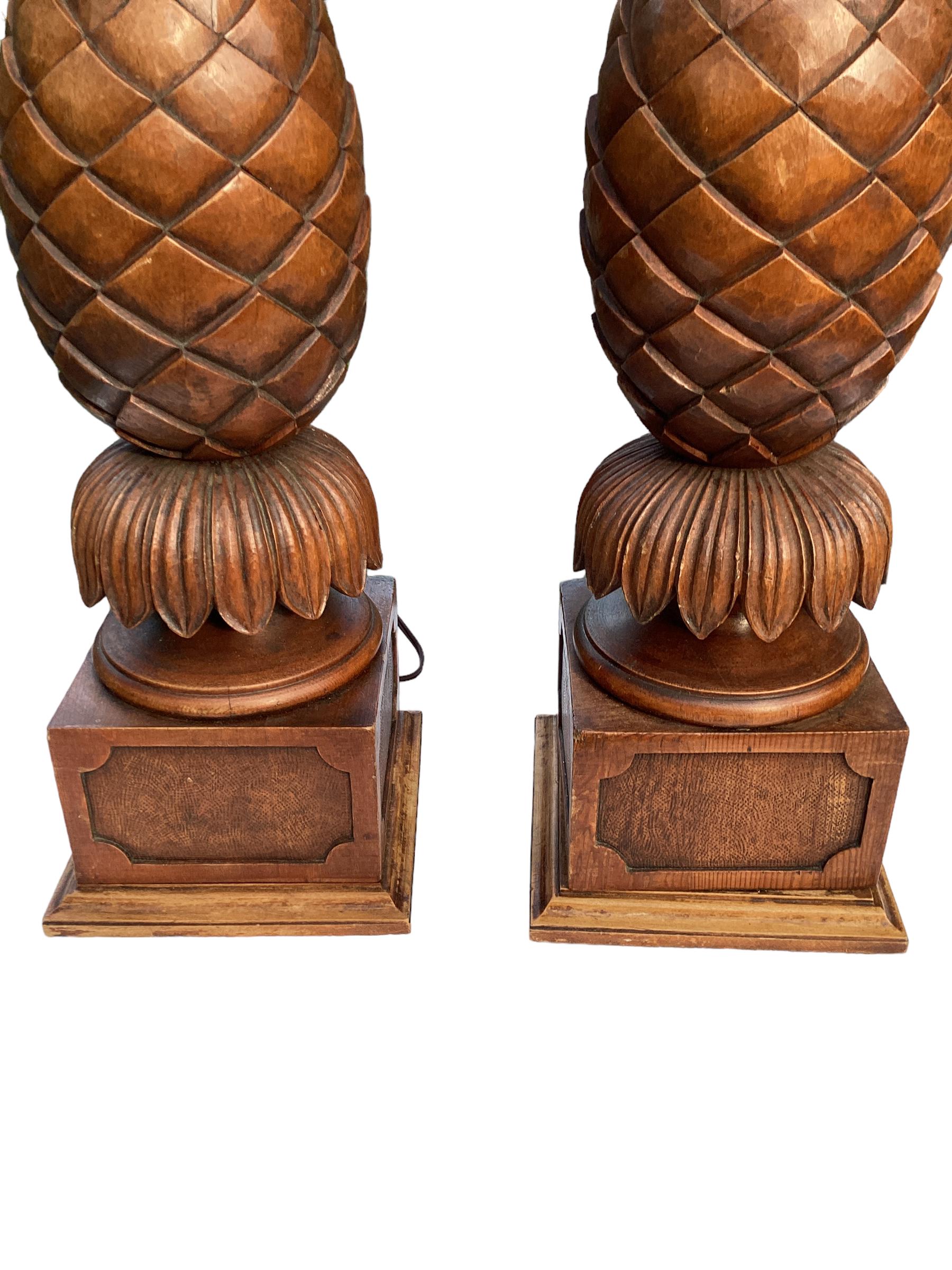 Sculpté Paire de lampes ananas sculptées vintage en vente