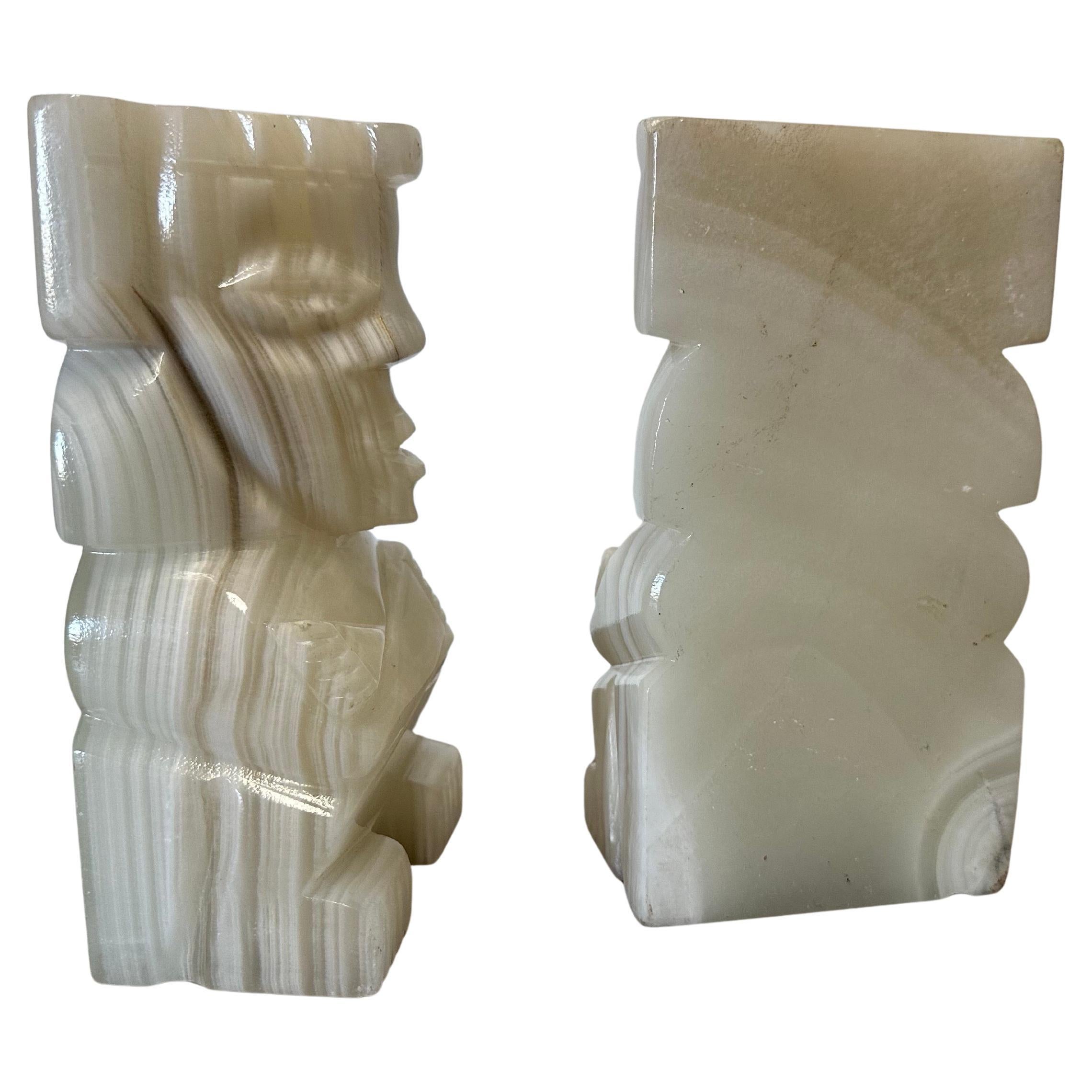 Paar geschnitzte Vintage Onyx Aztec / Maya Buchstützen. Ein schönes Paar handgeschnitzte Onyx Azteken / Maya Buchstützen aus Mexiko, ca. 1970er Jahre. Das Paar ist in gutem Vintage-Zustand mit einem kleinen Chip (auf jedem) auf der Rückseite (nicht