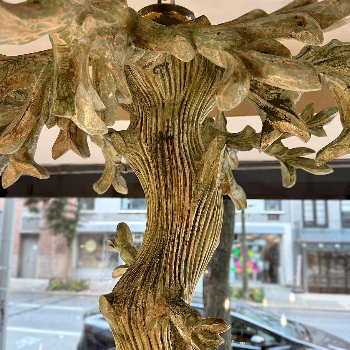 Paire de lustres vintage en bois sculpté, vendus individuellement en vente 3