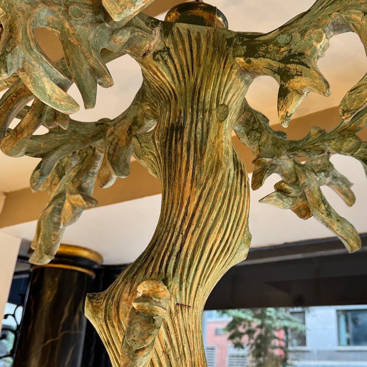 Paire de lustres vintage en bois sculpté, vendus individuellement en vente 4