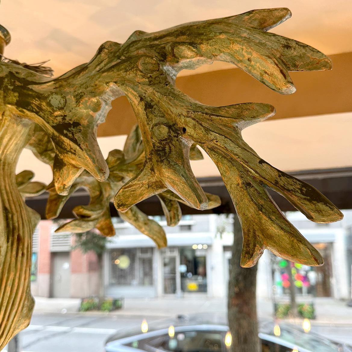 Paire de lustres vintage en bois sculpté, vendus individuellement en vente 7